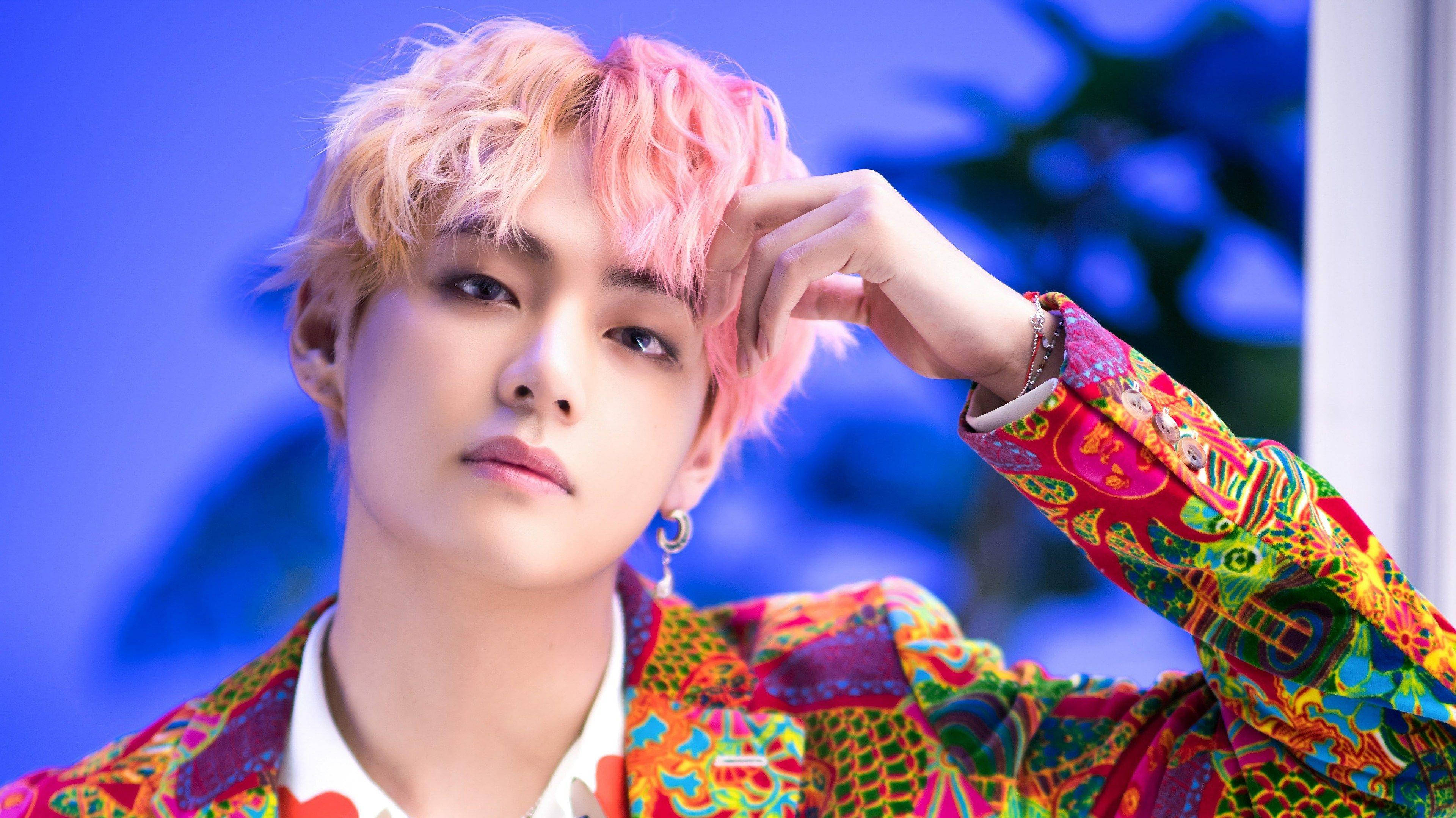BTS V у яскравому костюмі Шпалери