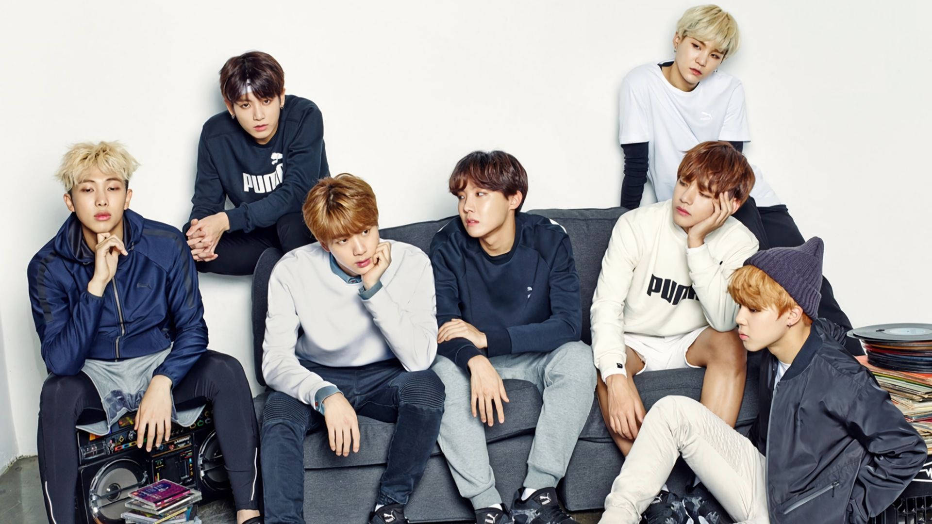 Група BTS на дивані в синьо-білому Шпалери
