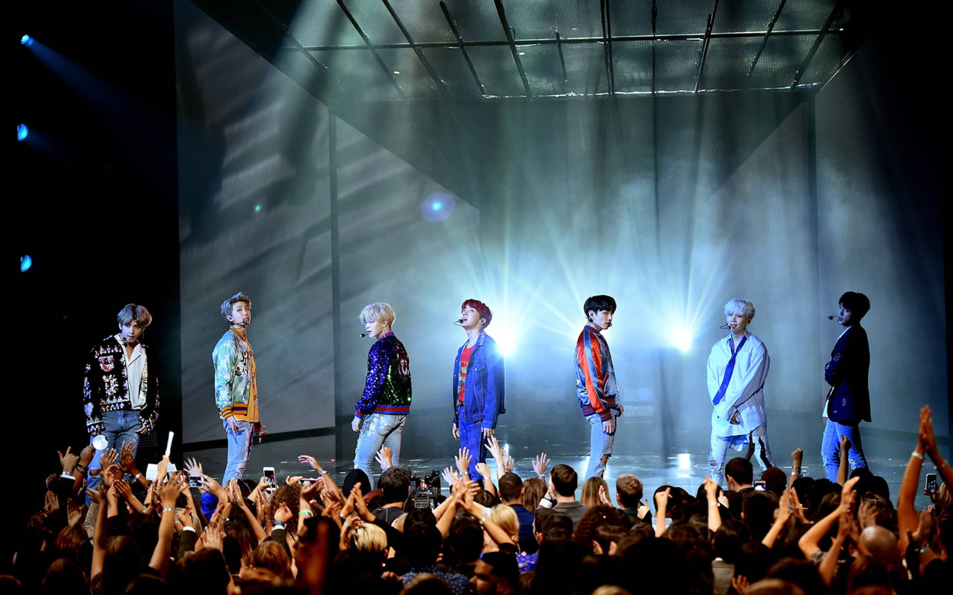 Груповий знімок BTS на сцені Шпалери