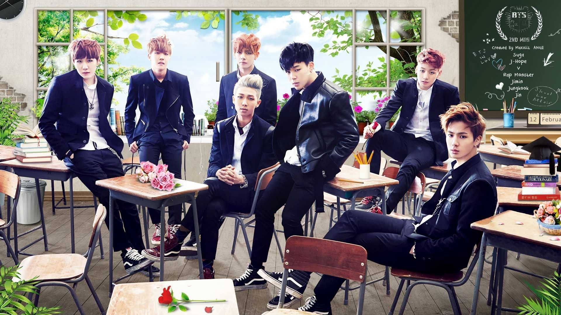Бойз-бенд BTS позує разом на шпалерах у школі.