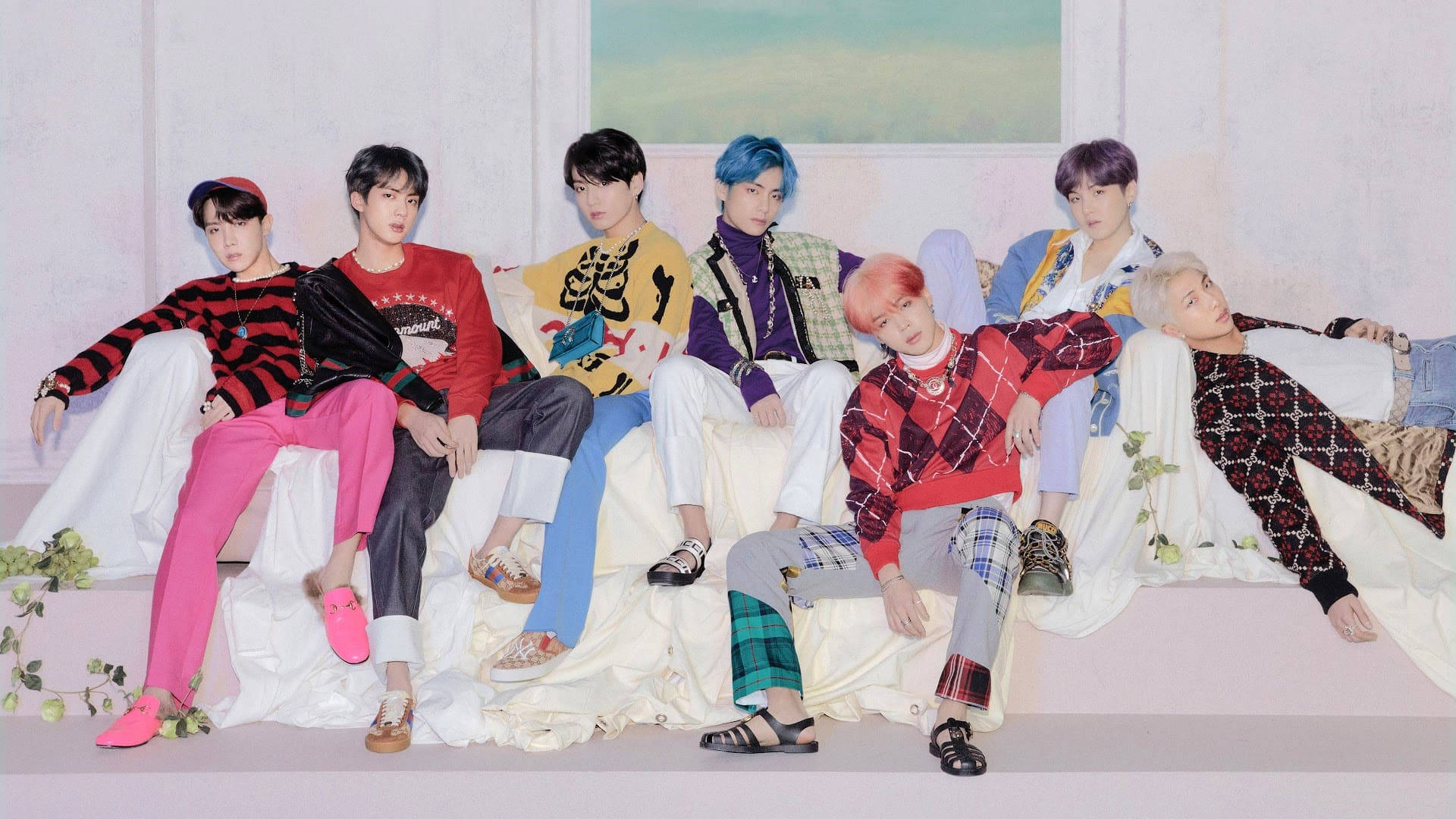 BTS на білому дивані шпалери для робочого столу Шпалери