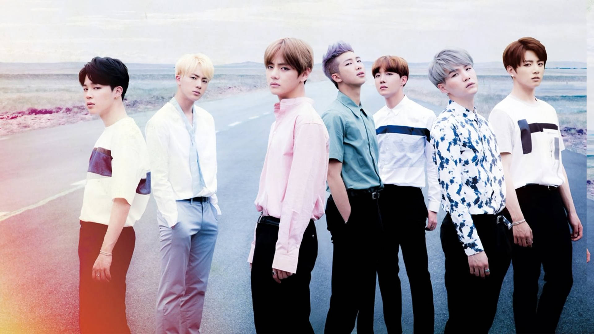 Учасники бойз-бенду BTS у крутому одязі під час подорожі.