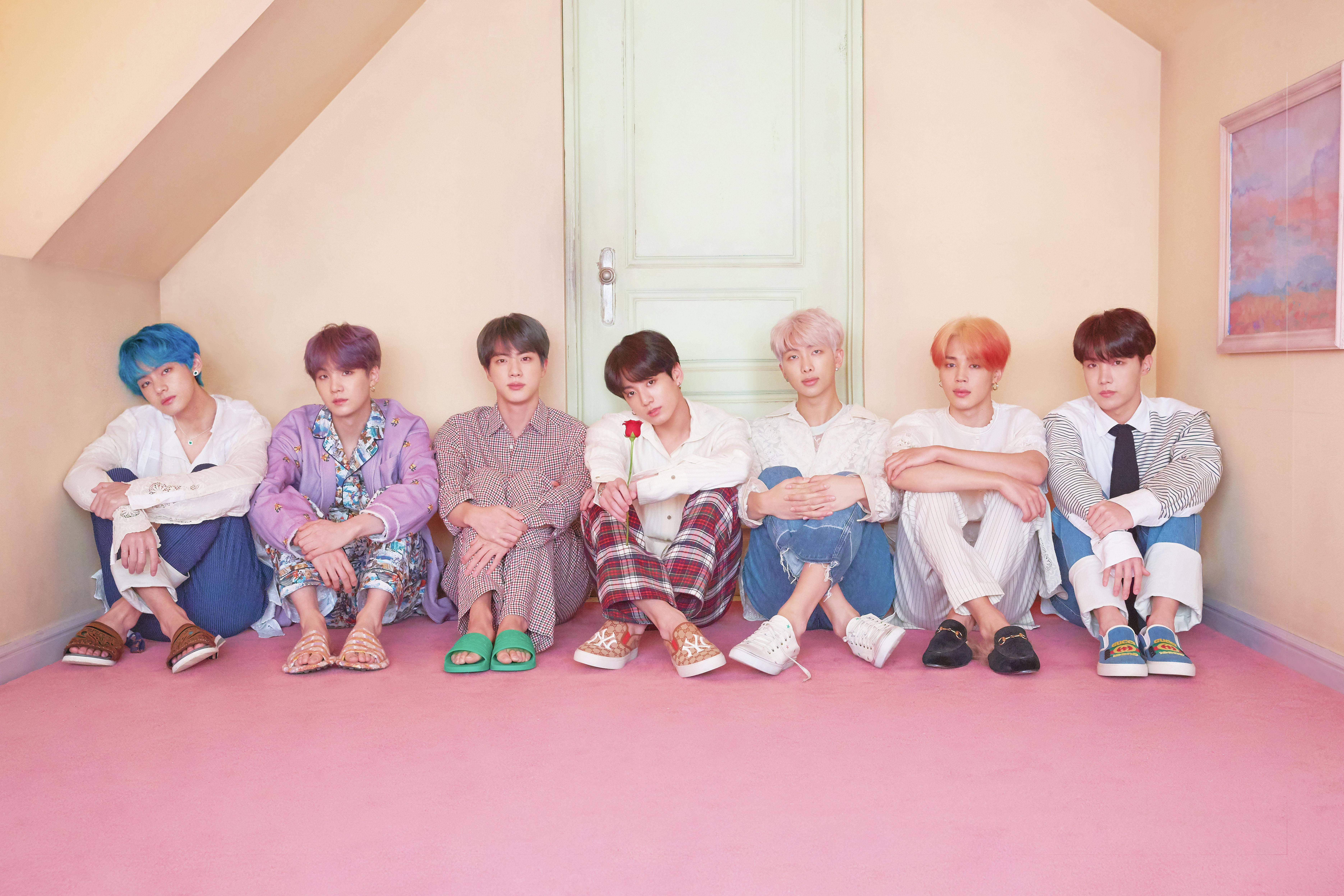 BTS сидять перед дверима Шпалери