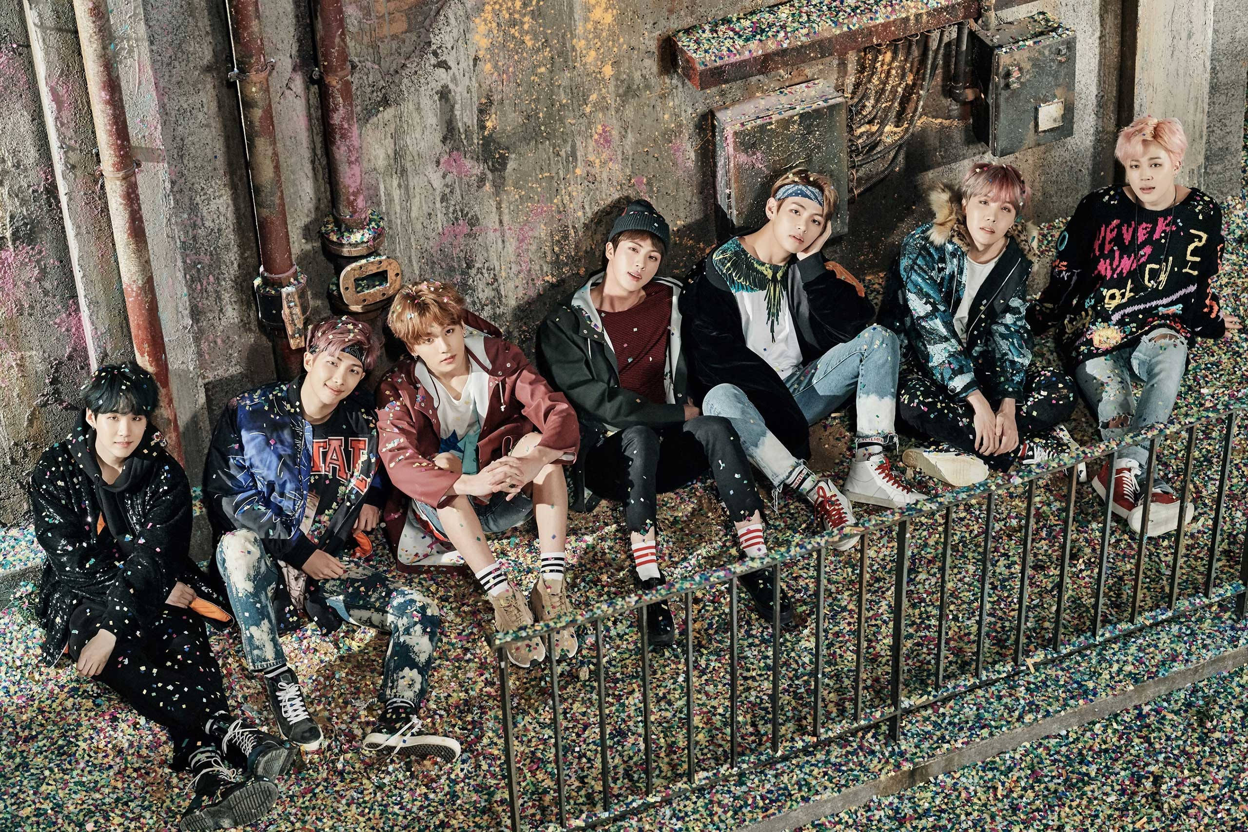 BTS у провулку з конфеті та ноутбуком Шпалери