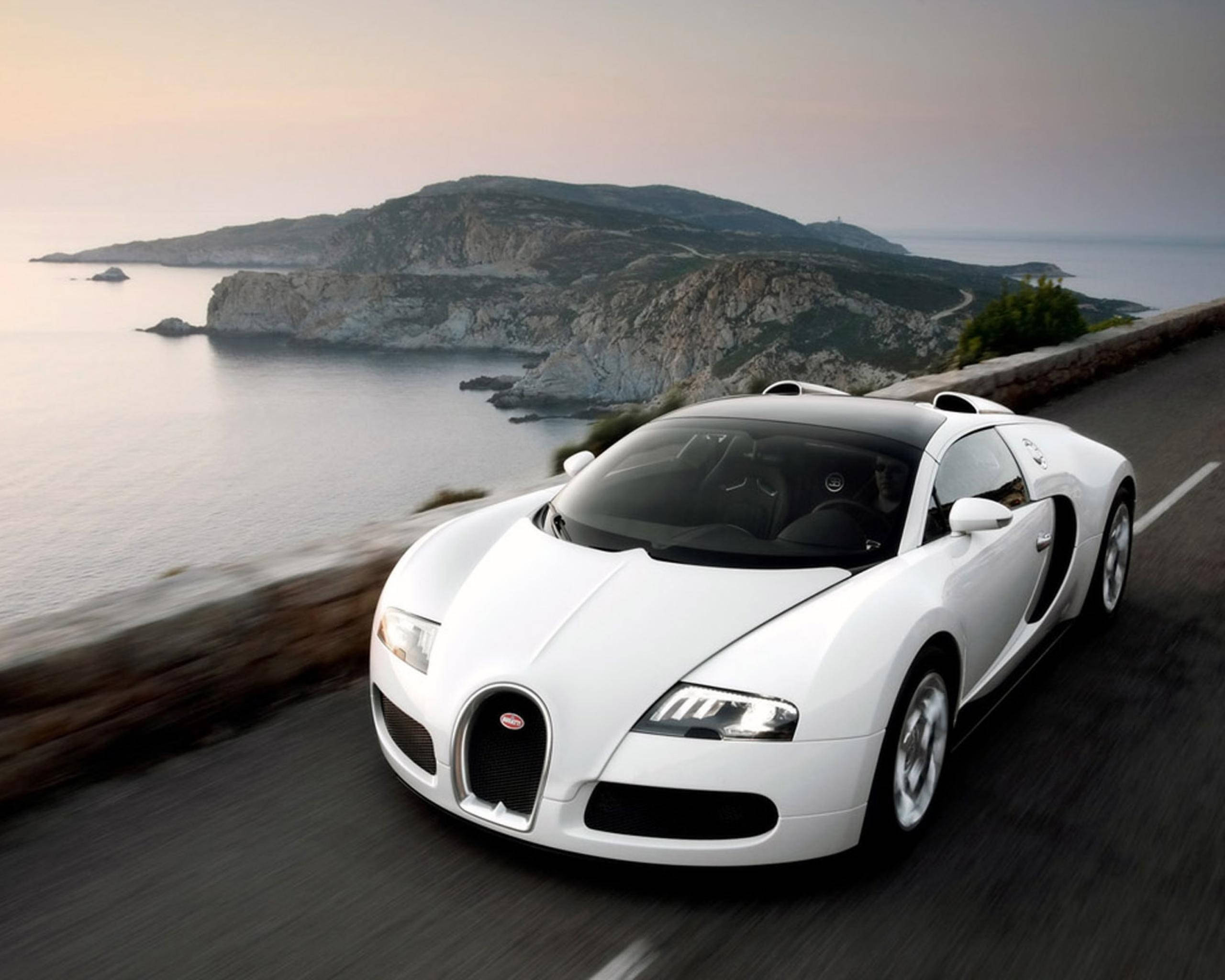 Білий Bugatti на приморській дорозі Шпалери
