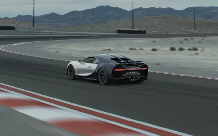 Білий Bugatti Chiron на гоночному треку 4K Шпалери