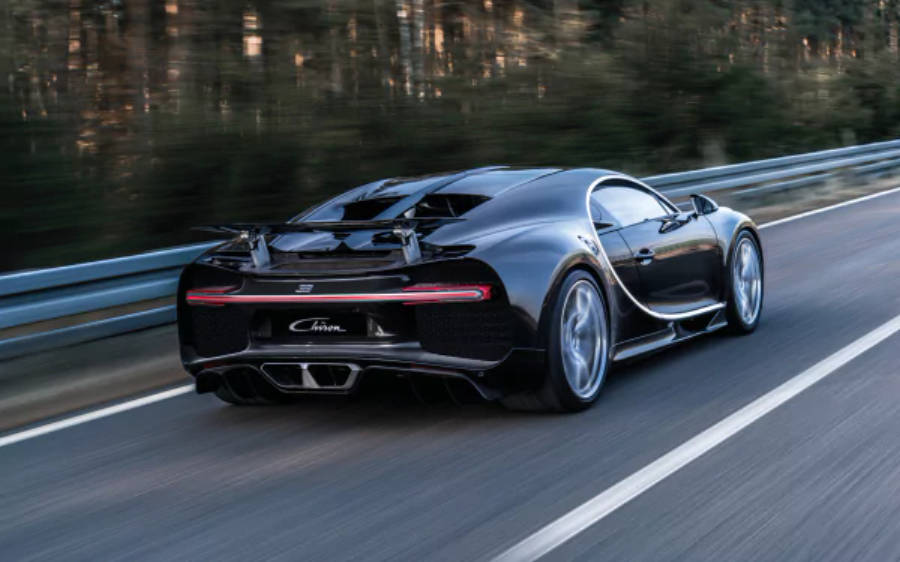 Чорний Bugatti Chiron в русі 4K Шпалери