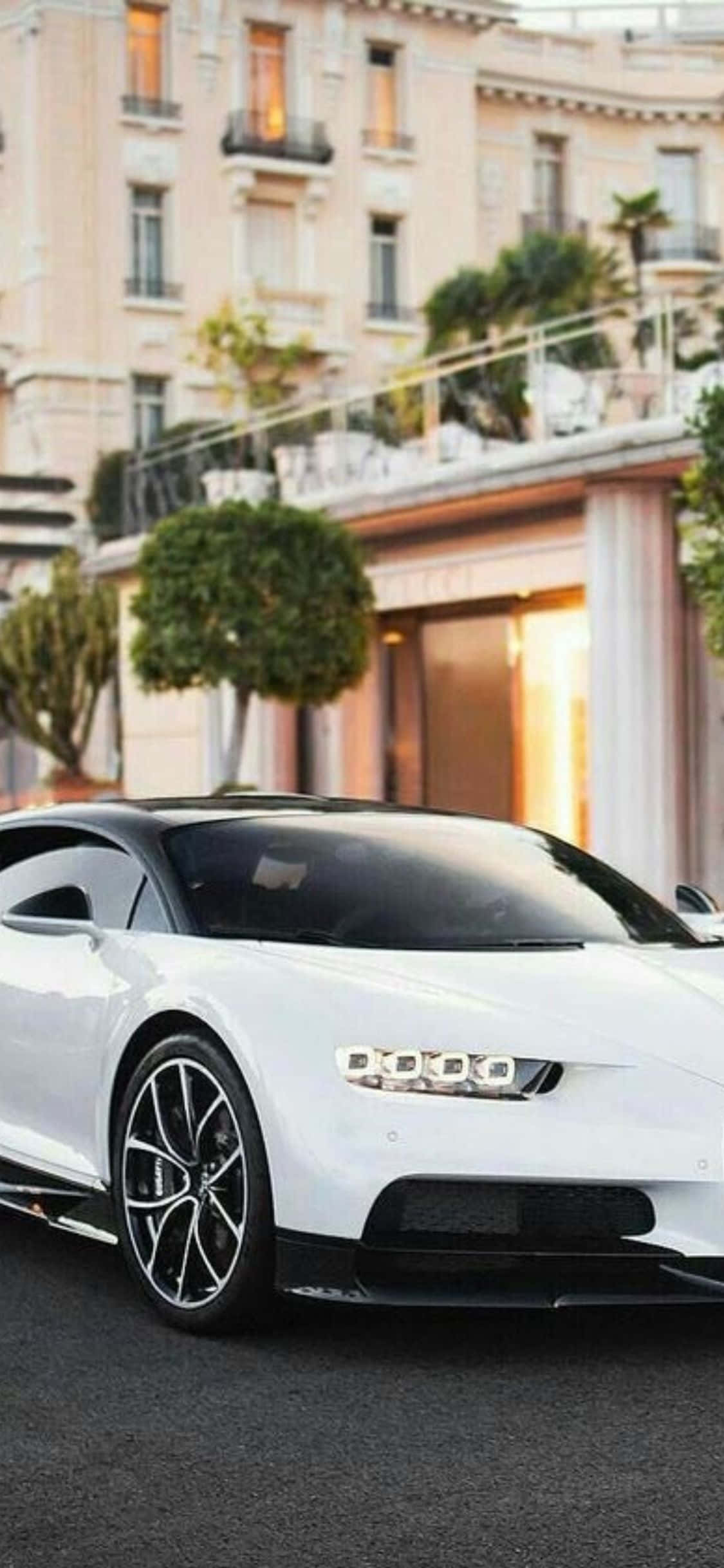 белый bugatti chiron припаркован перед зданием Шпалери