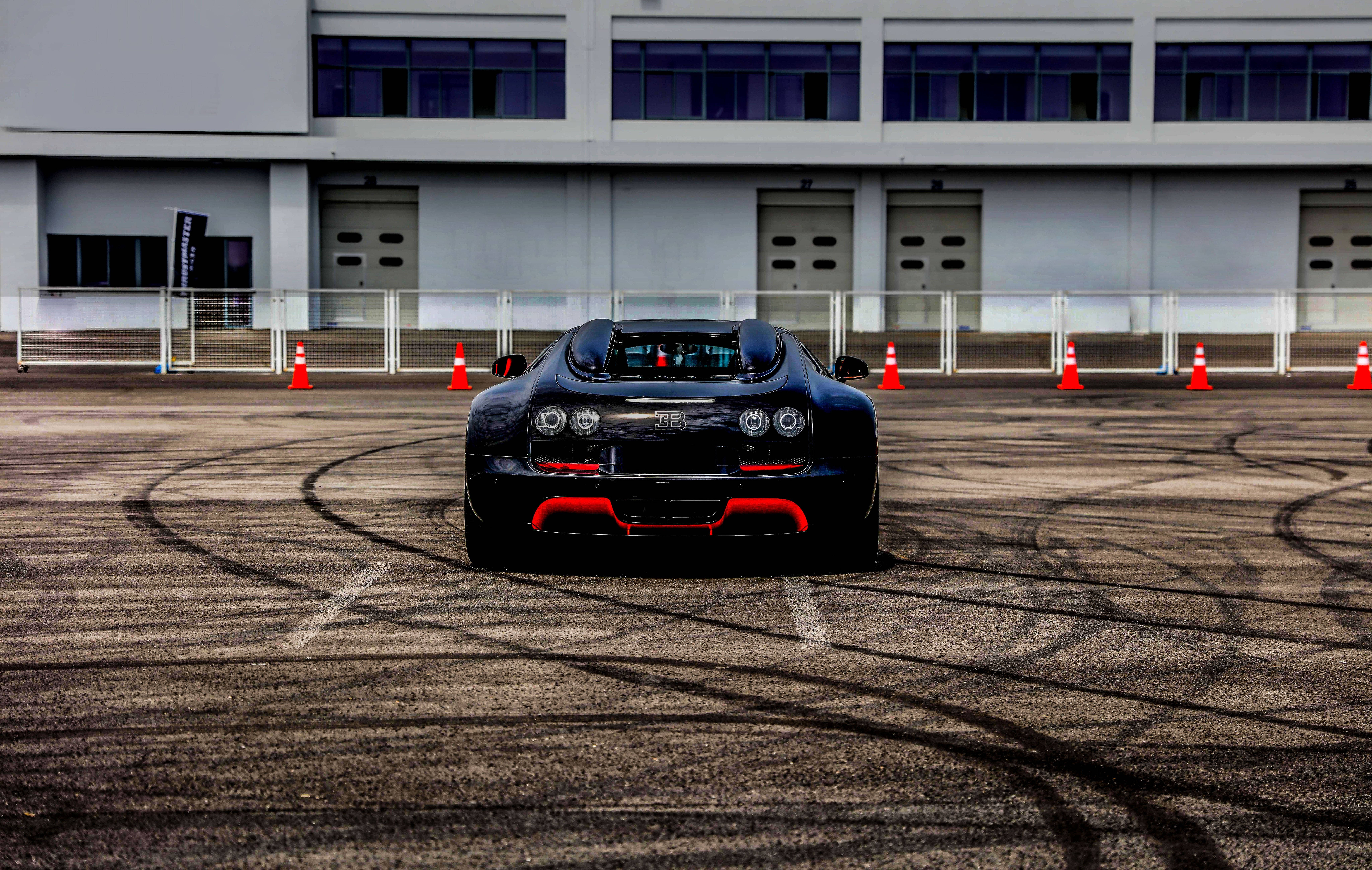 Червоно-чорний Bugatti Veyron Шпалери