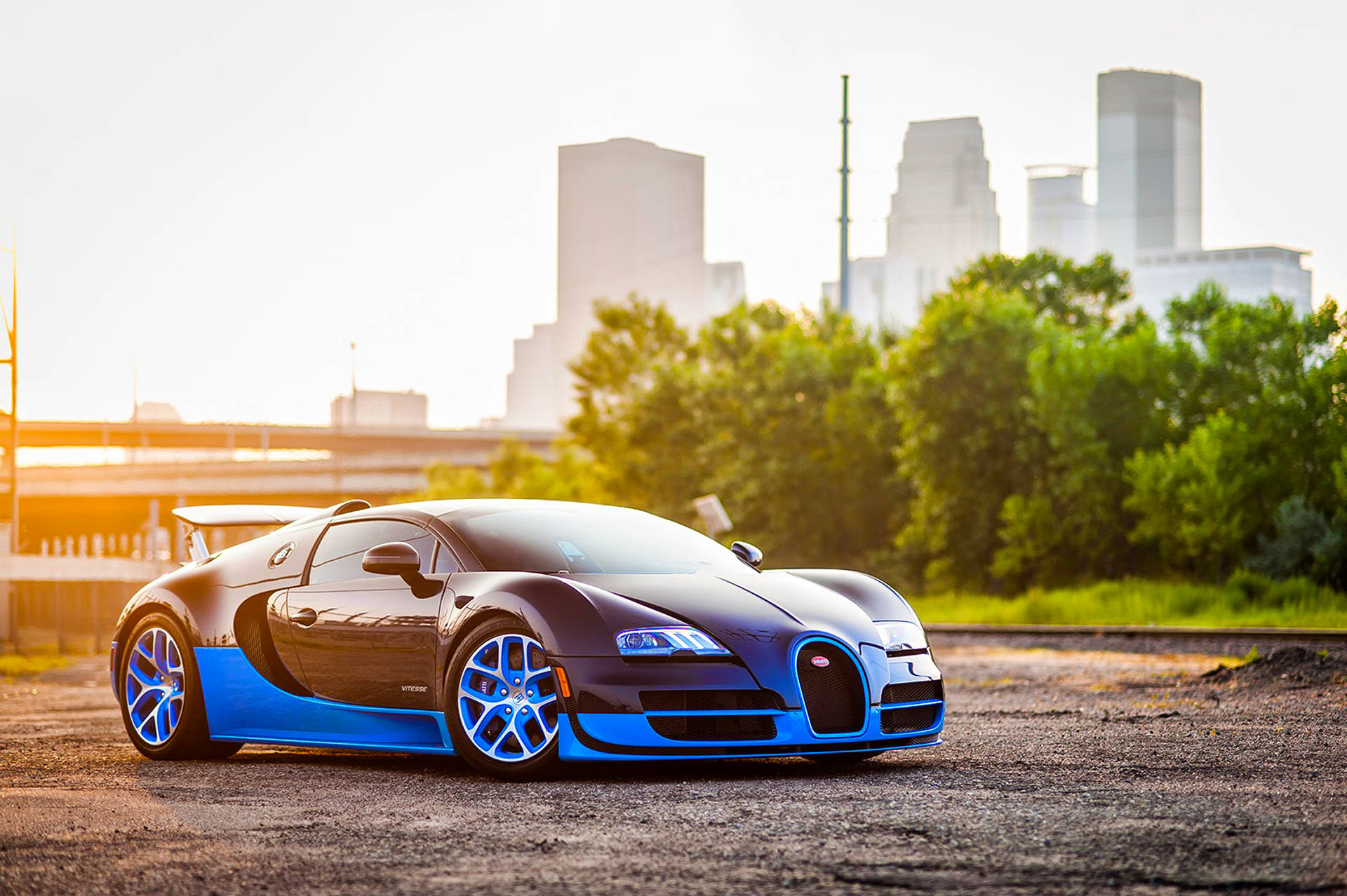 Синій Bugatti Veyron на світанку Шпалери