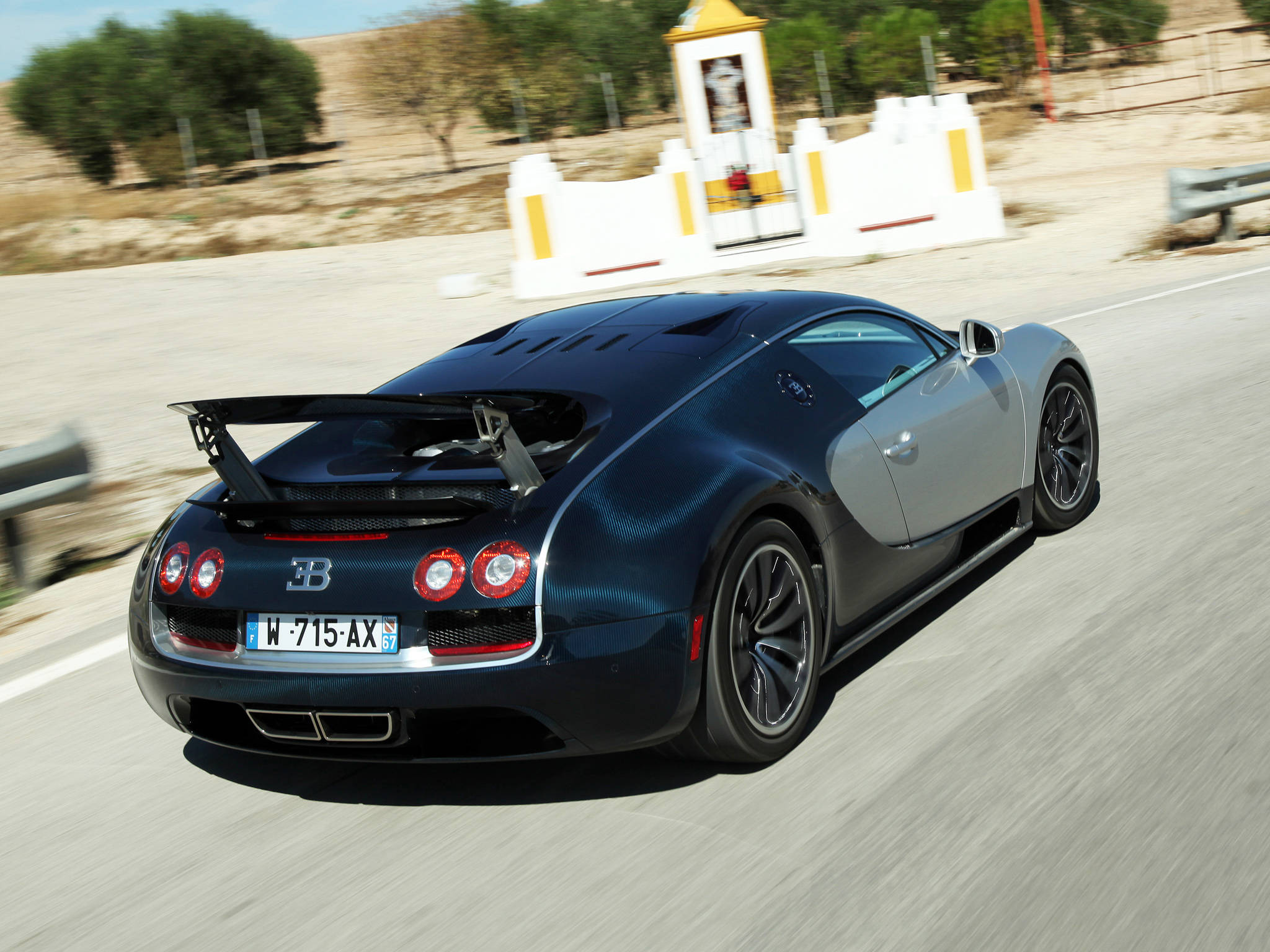 Чорний Bugatti Veyron, що мчить Шпалери