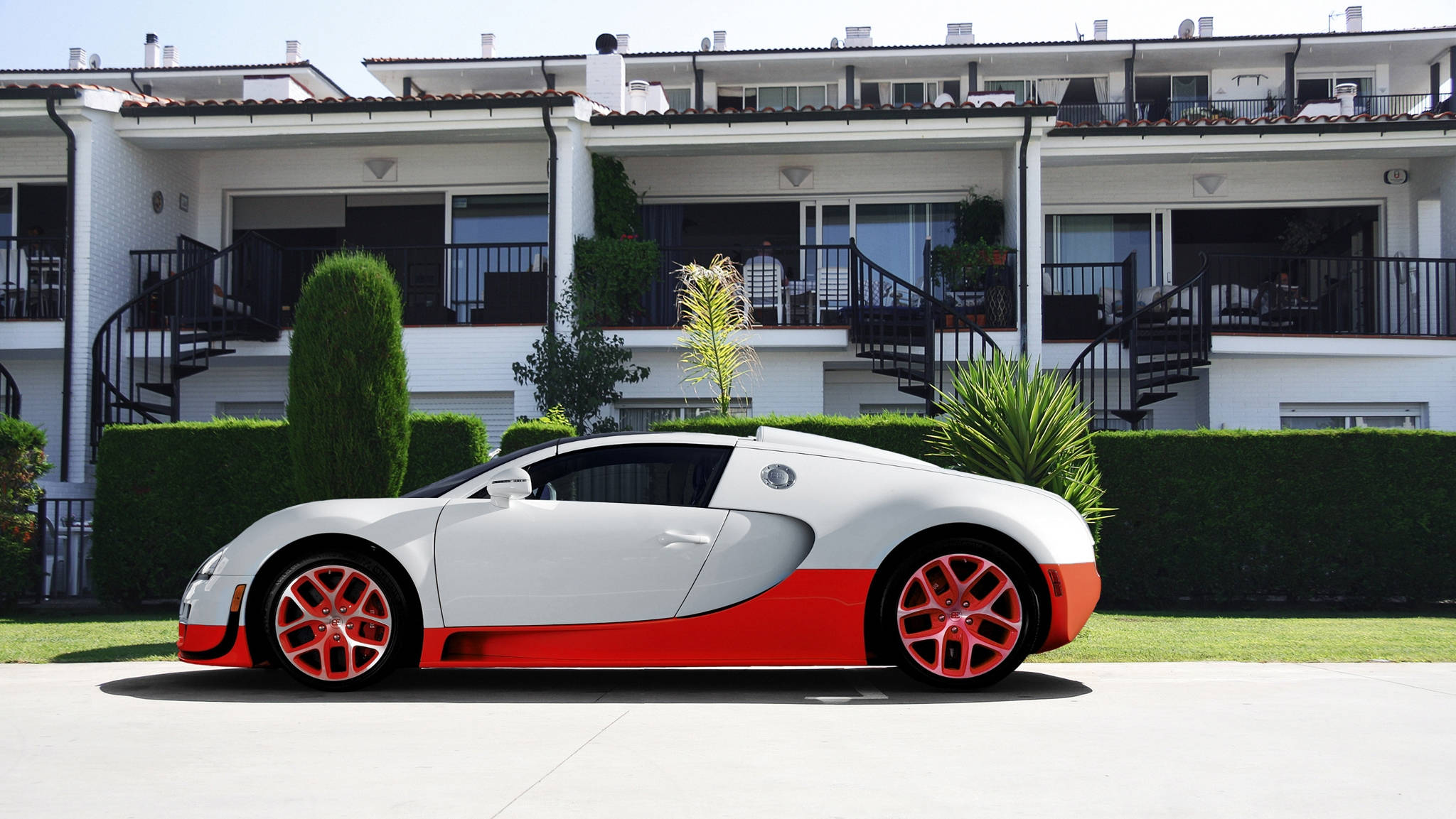 Біло-помаранчевий Bugatti Veyron Шпалери