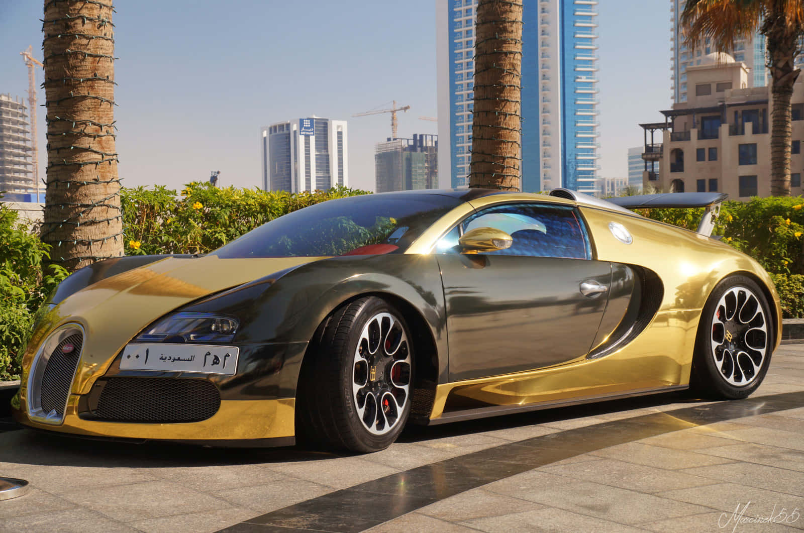 Золотий Bugatti Veyron припаркований Шпалери