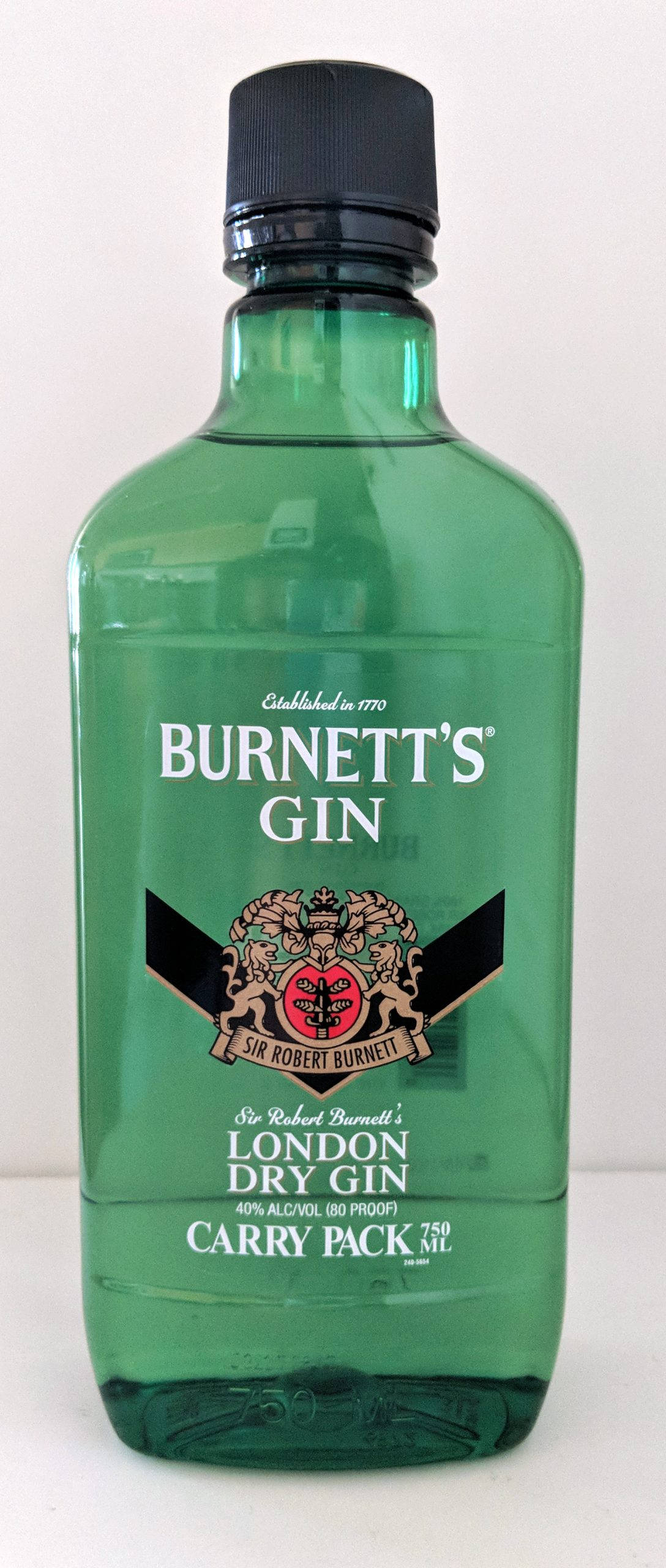 Бутылка Burnett's Gin в упаковке Carry Pack Шпалери
