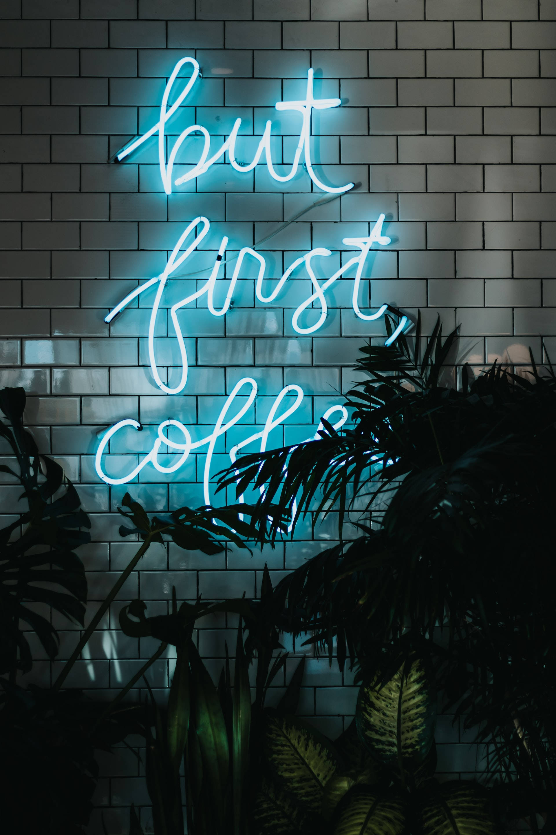 "But First Coffee" в неоново-синем iPhone Шпалери