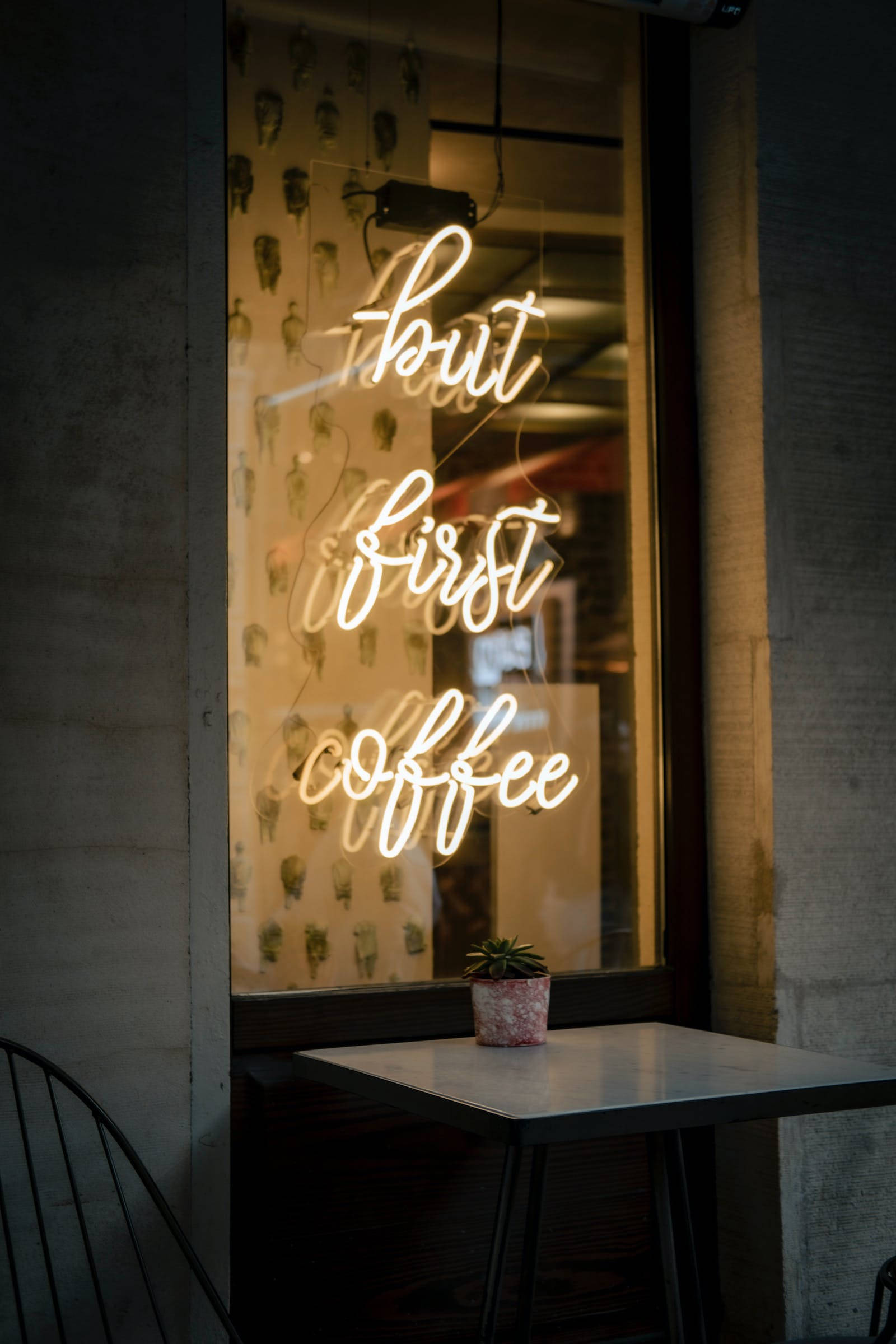 But First Coffee Неон iPhone Шпалери