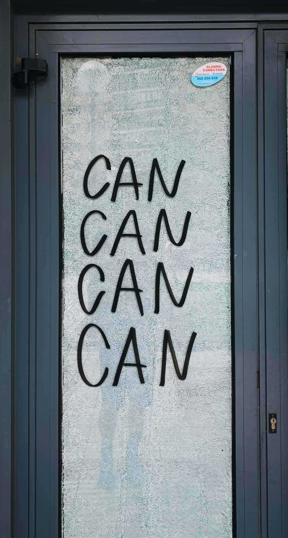 скляні двері з написом can can Шпалери