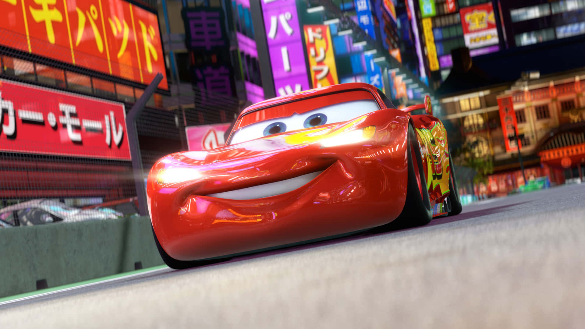 Cars 3 - червоний автомобіль їде міською вулицею Шпалери