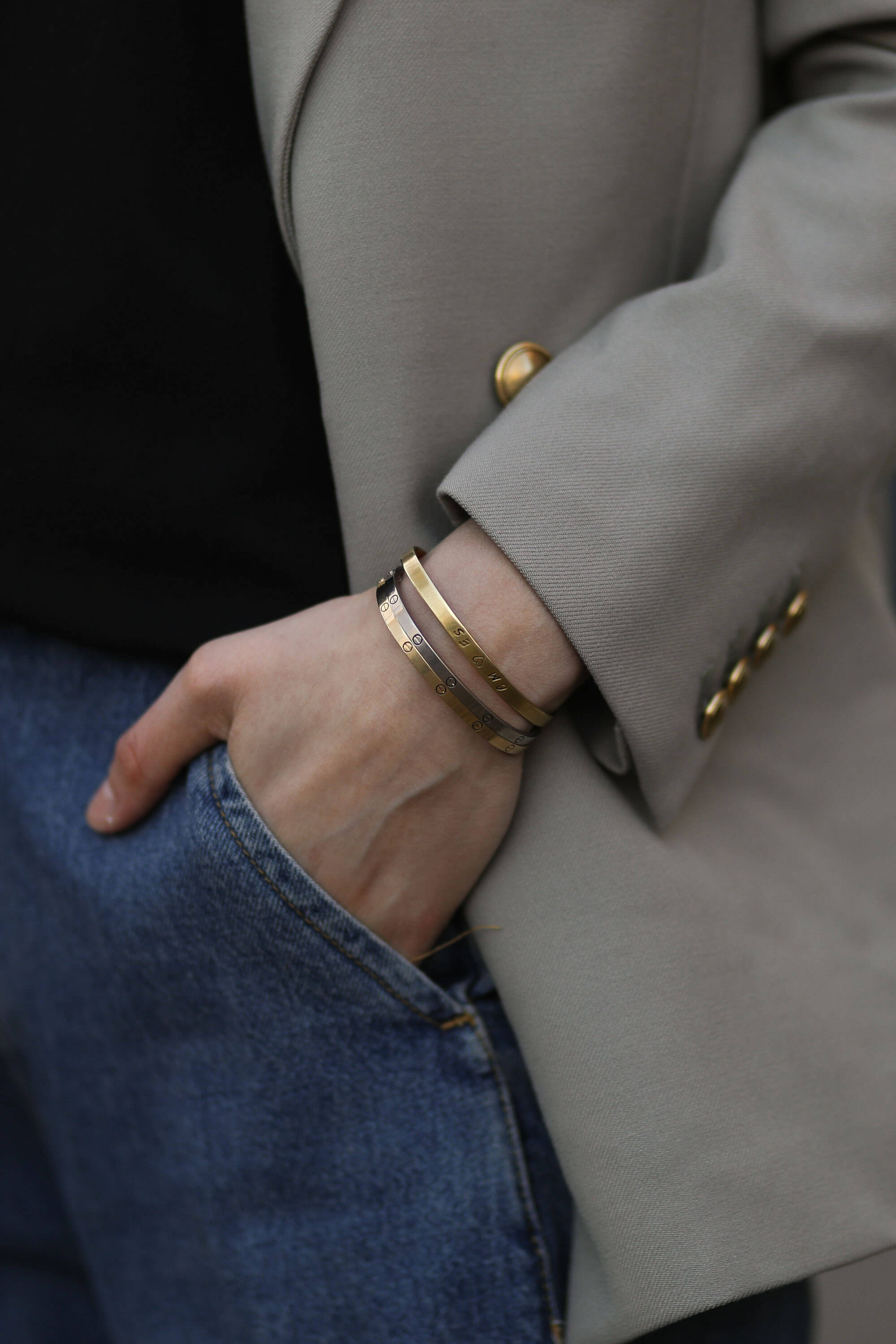 Мужской Cartier в костюме Шпалери