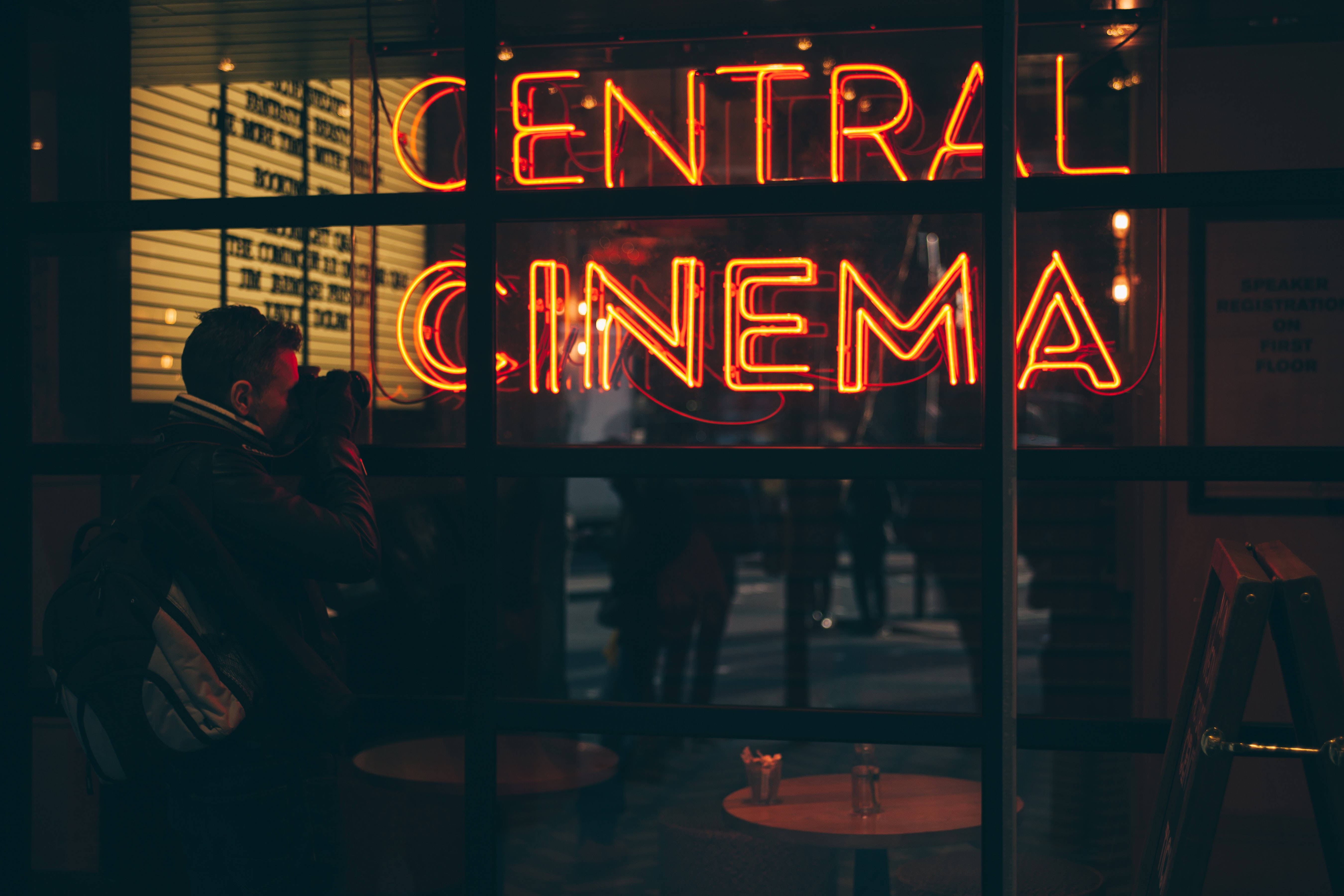 Неонова вивіска Central Cinema Шпалери