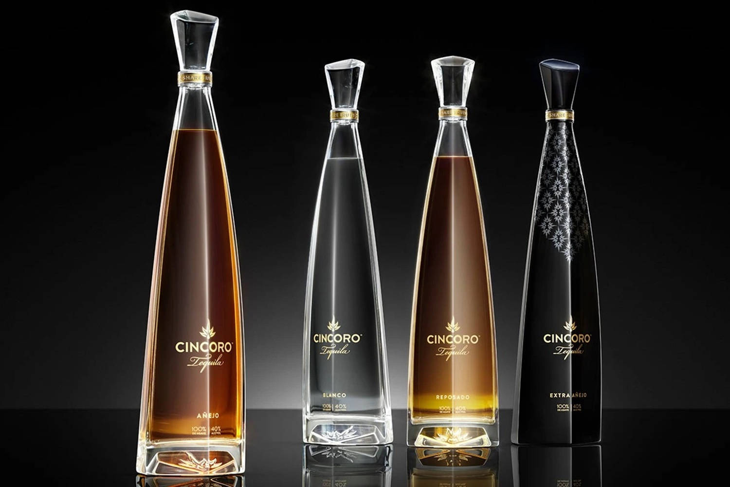Четыре бутылки Cincoro Tequila на черном градиентном фоне Шпалери