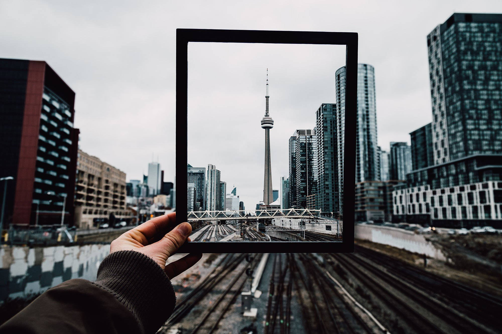CN Tower в рамке Шпалери