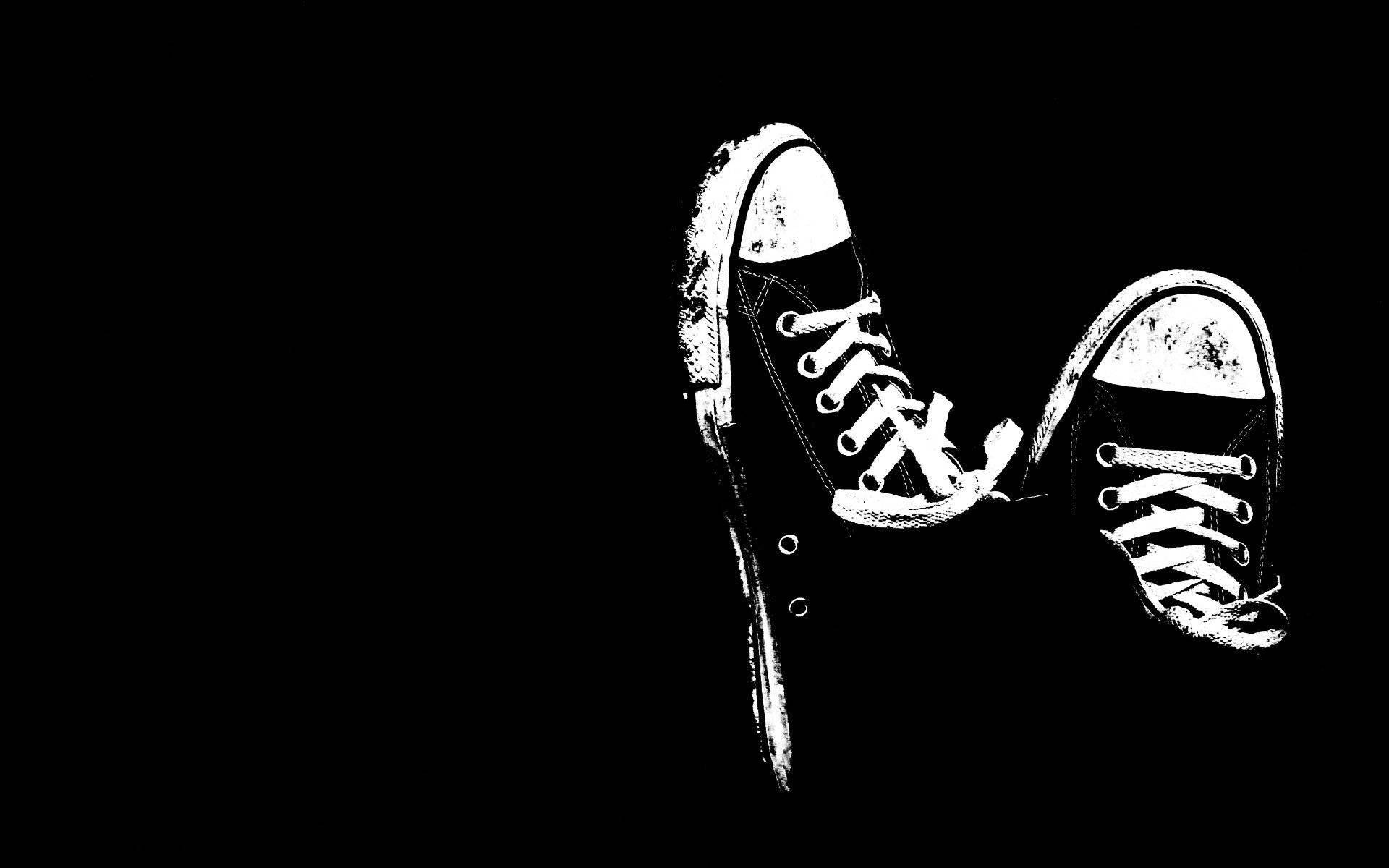 Крутые чорні кросовки Converse Шпалери