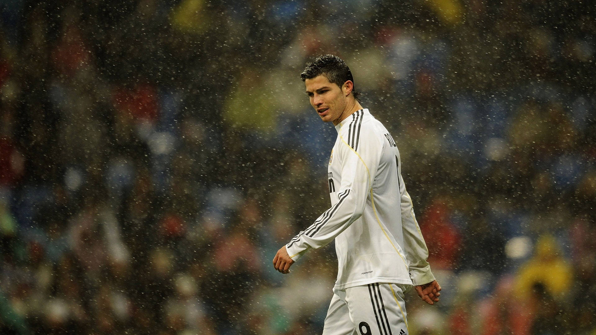 CR7 HD Футбольний матч під дощем Шпалери