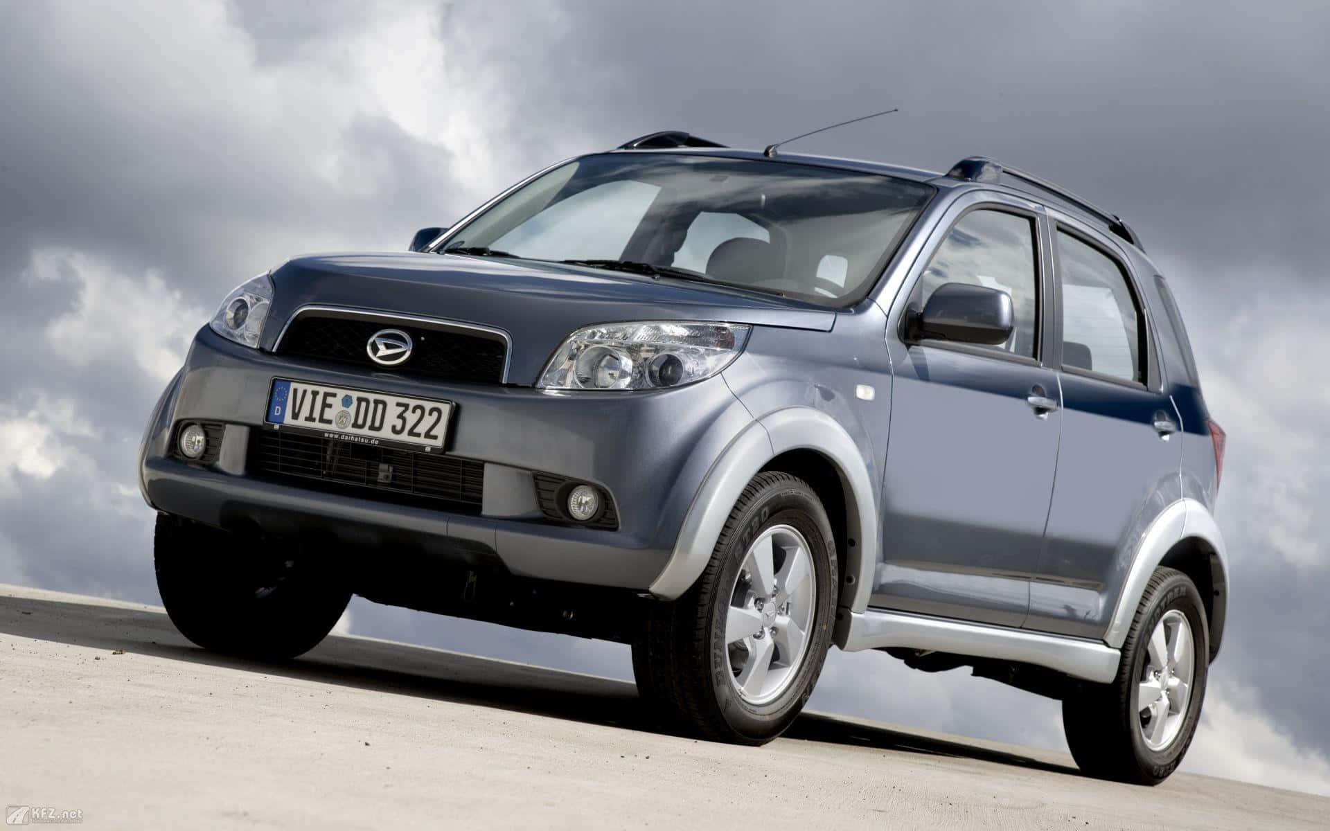 Стильный і елегантный Daihatsu на дороге Шпалери