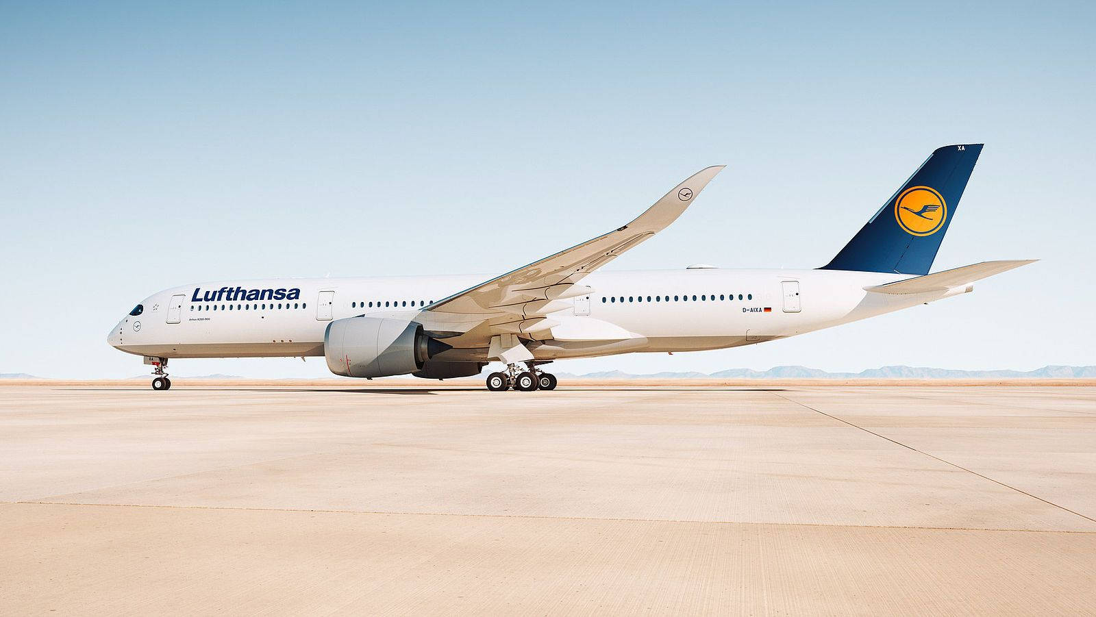 Літак Deutsche Lufthansa під палючим сонцем Шпалери