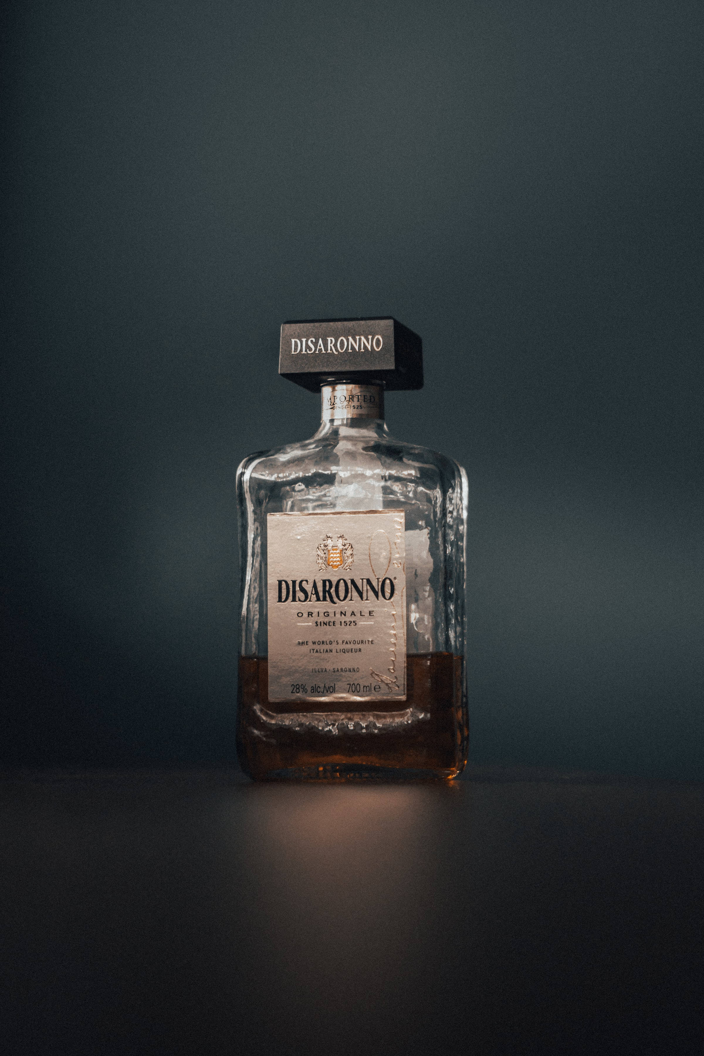 Бутылка ликера Disaronno виски Шпалери