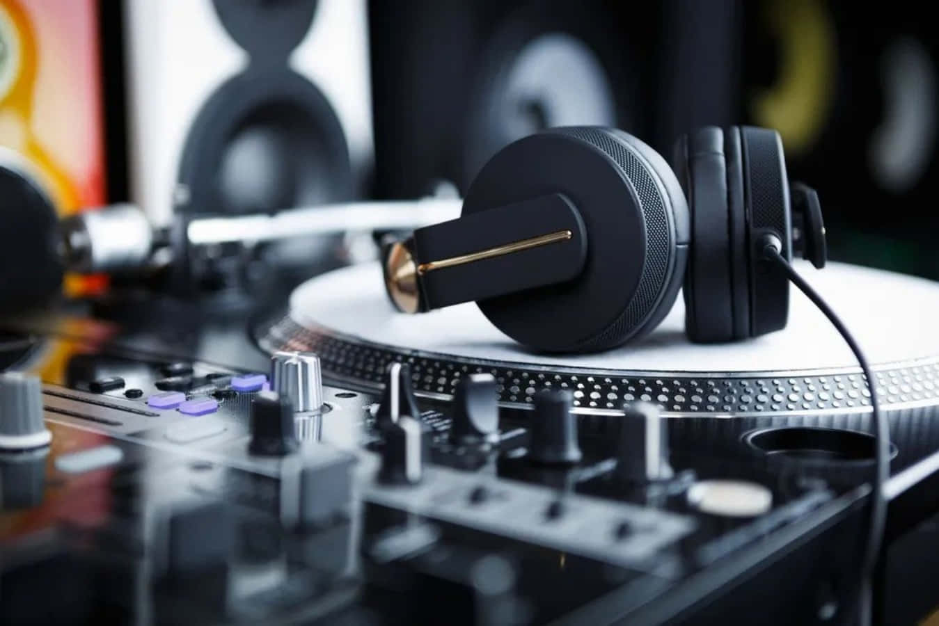 Музыкальная картина с вертушкой и наушниками для DJ-сета Шпалери