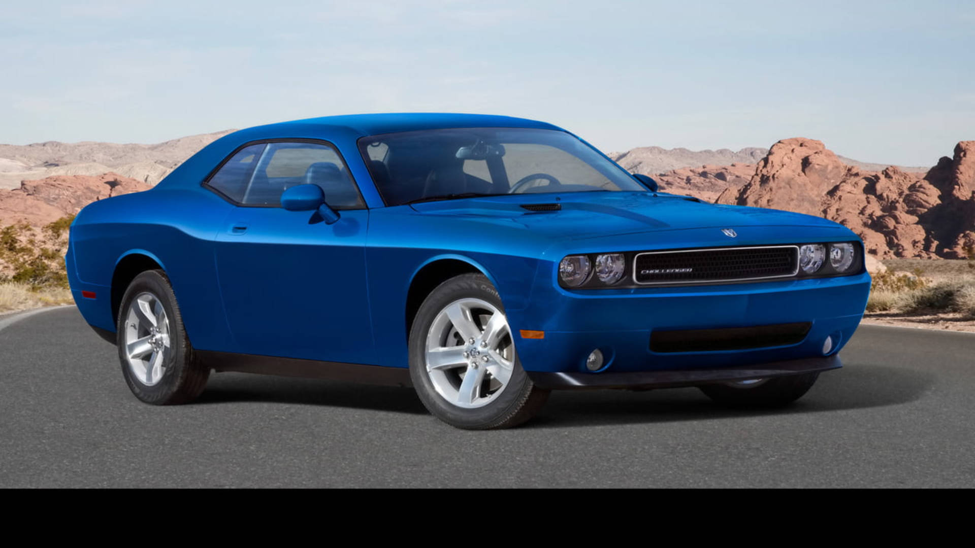 Потужний синій Dodge Challenger у динамічній позі Шпалери