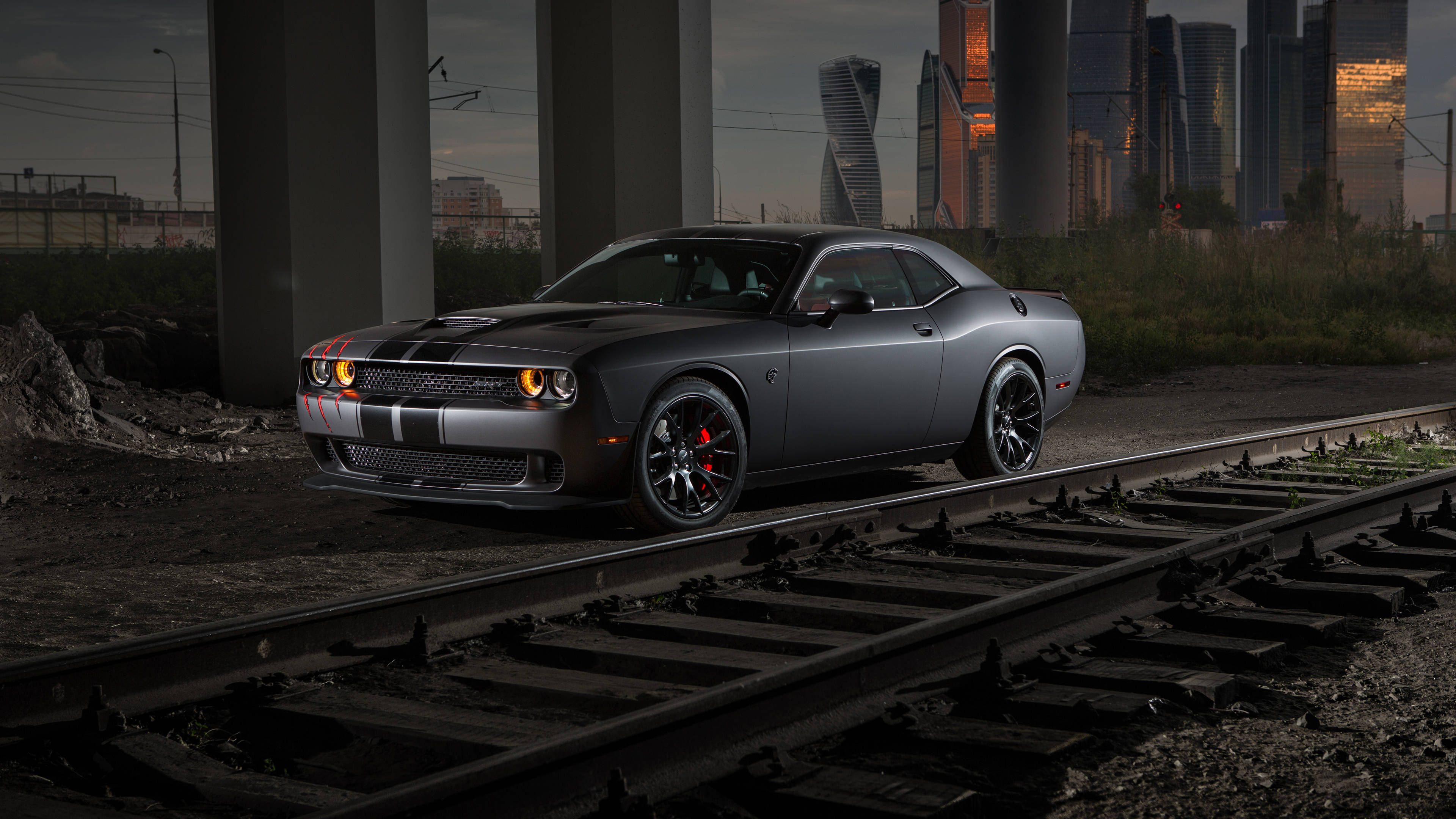 Величний Dodge Challenger Demon у 4K біля залізниці Шпалери