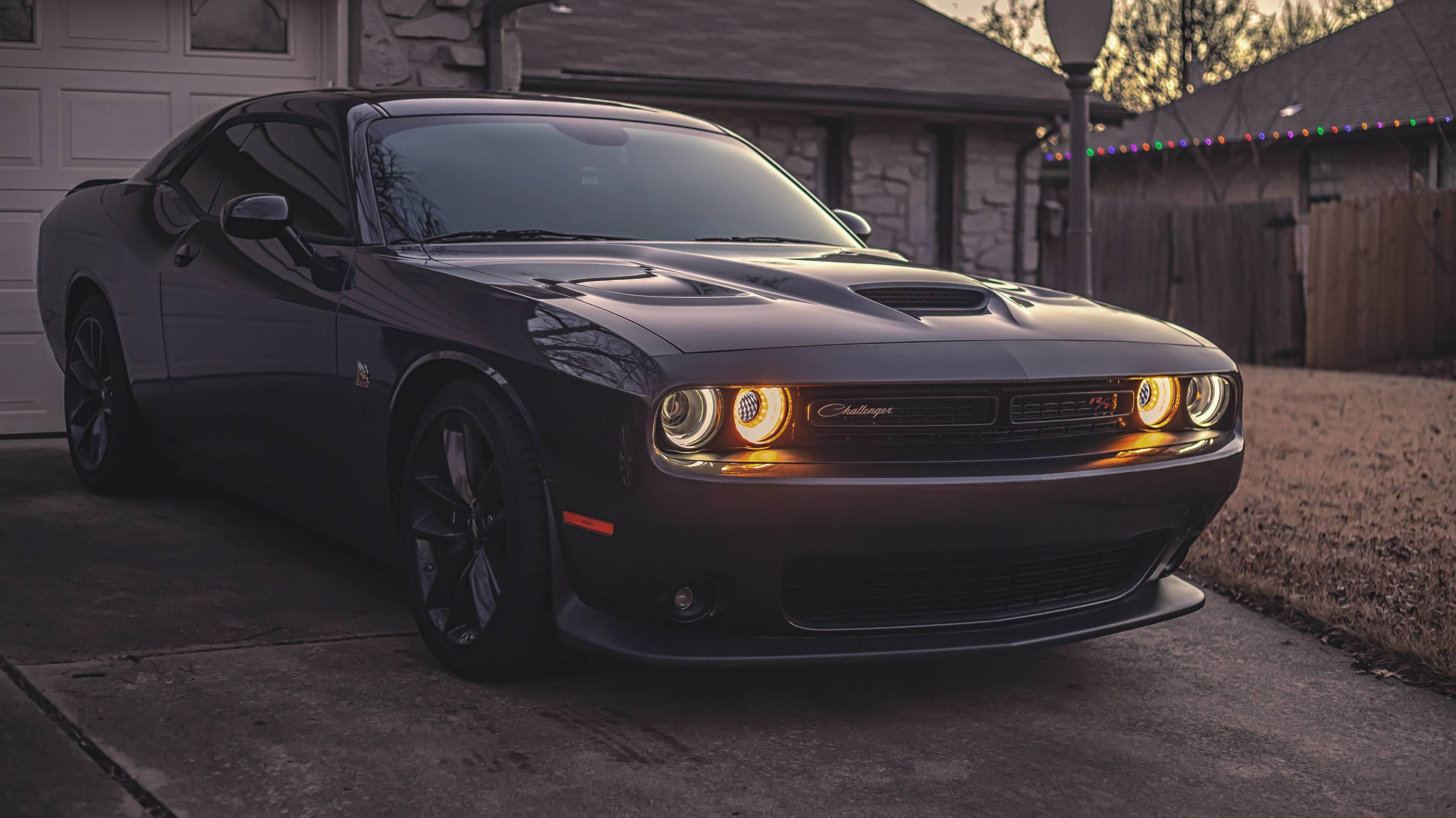 Чорний Dodge Challenger Demon 4K перед гаражем Шпалери