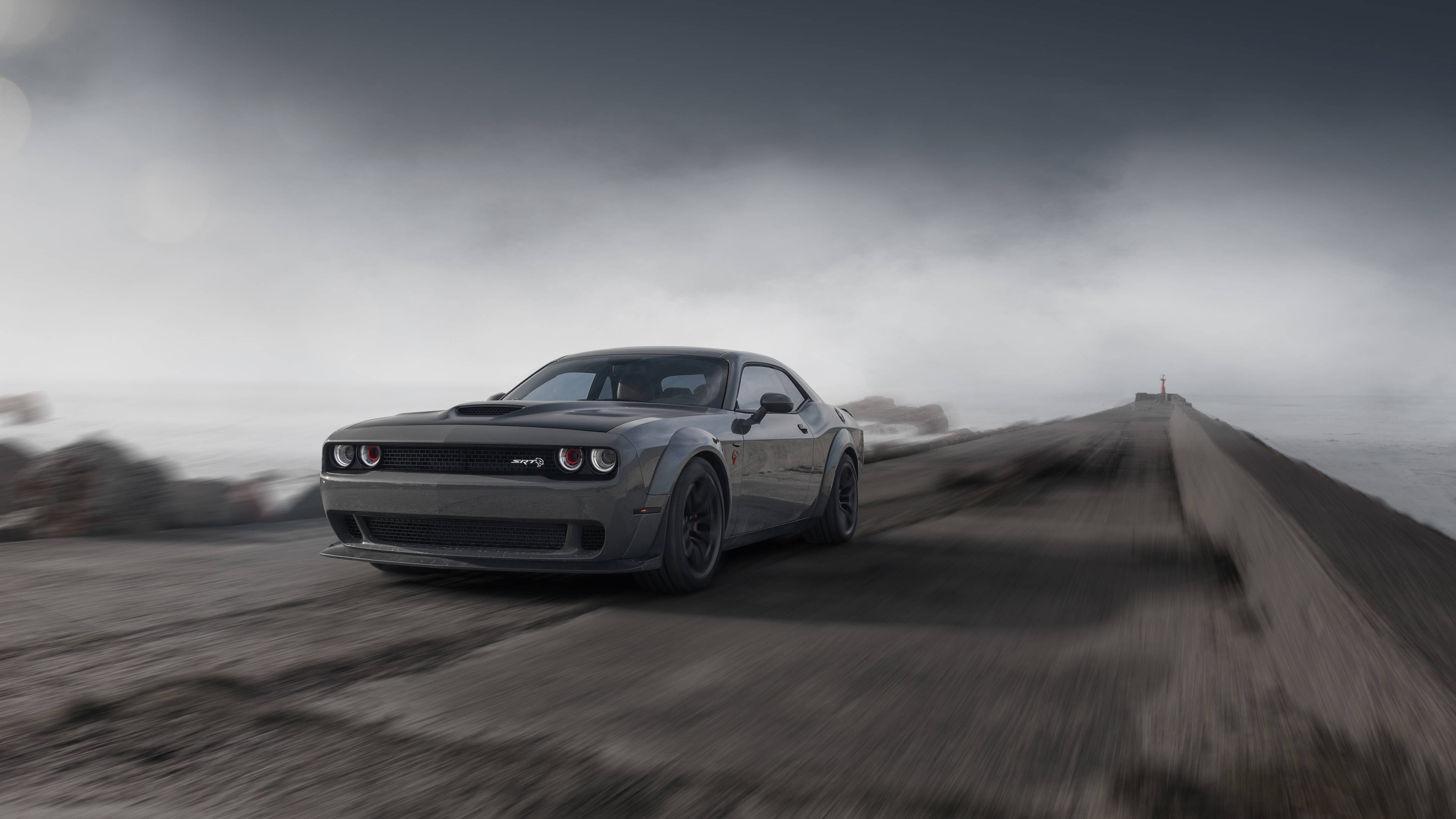 Сірий Dodge Challenger Demon 4K на димній дорозі Шпалери