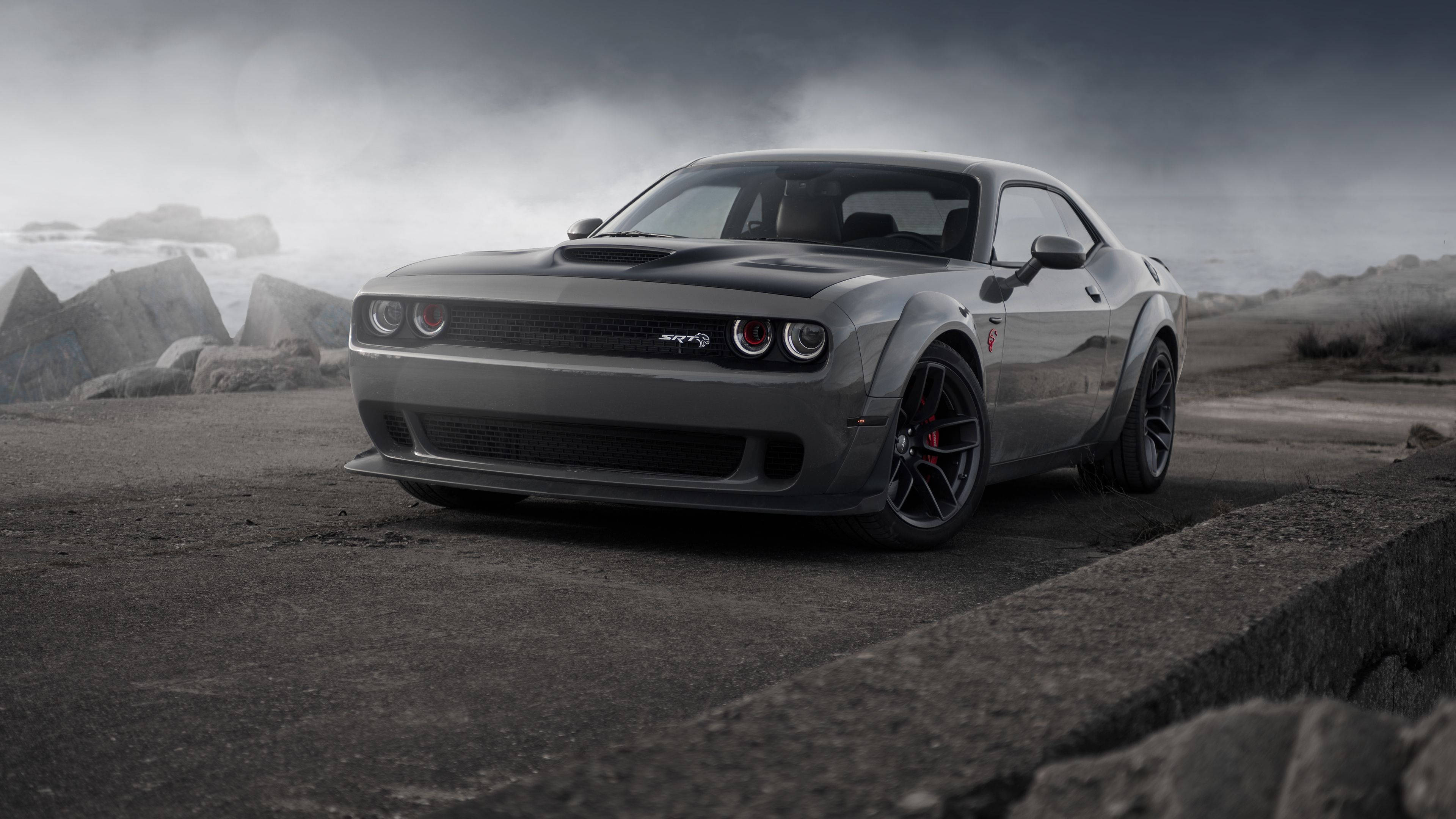 Потужна елегантність: сірий Dodge Challenger Demon 4K на бетонній дорозі Шпалери