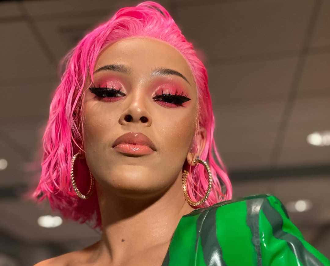 Чарівна Doja Cat у повністю чорному вбранні Шпалери