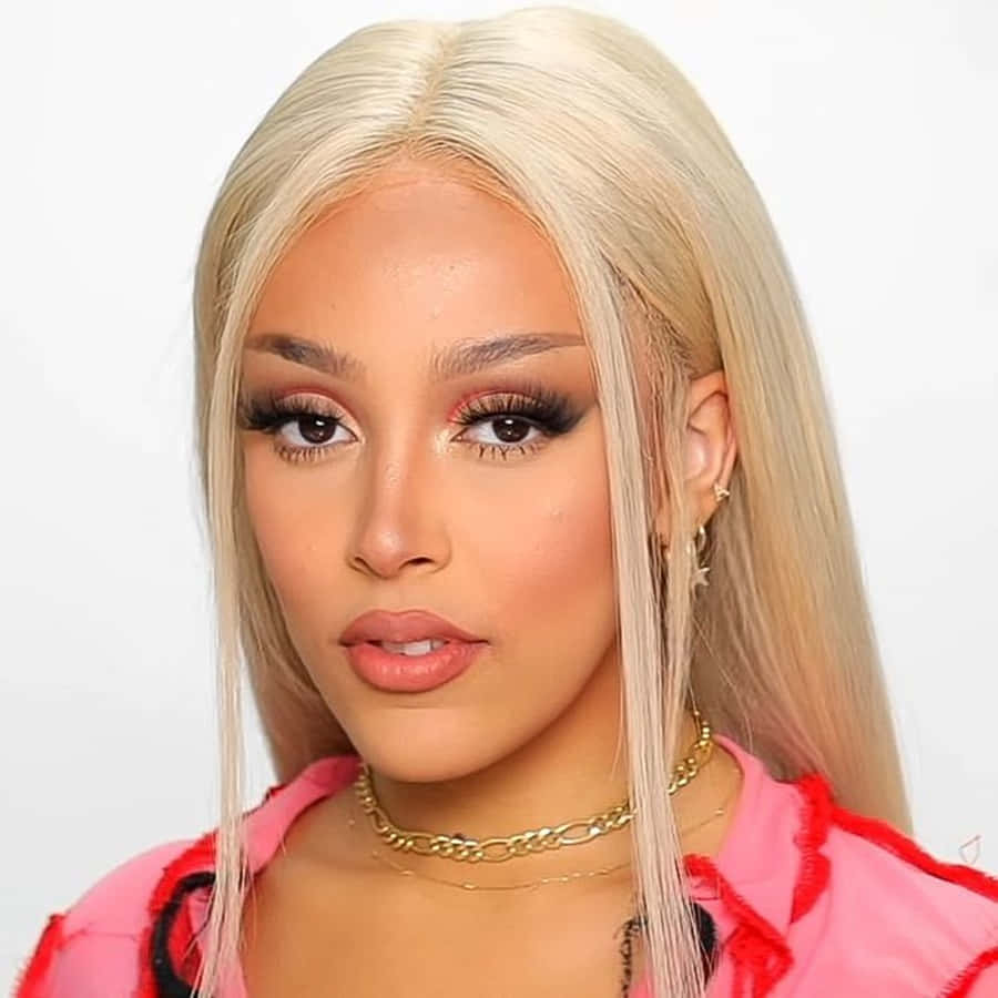 Doja Cat демонструє свій фірмовий стиль на сцені у сліпучому виступі. Шпалери