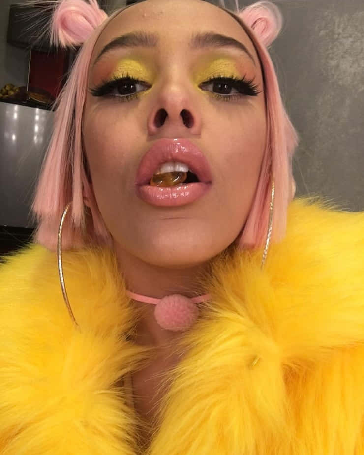 Doja Cat у стильному блакитному хутряному пальті Шпалери