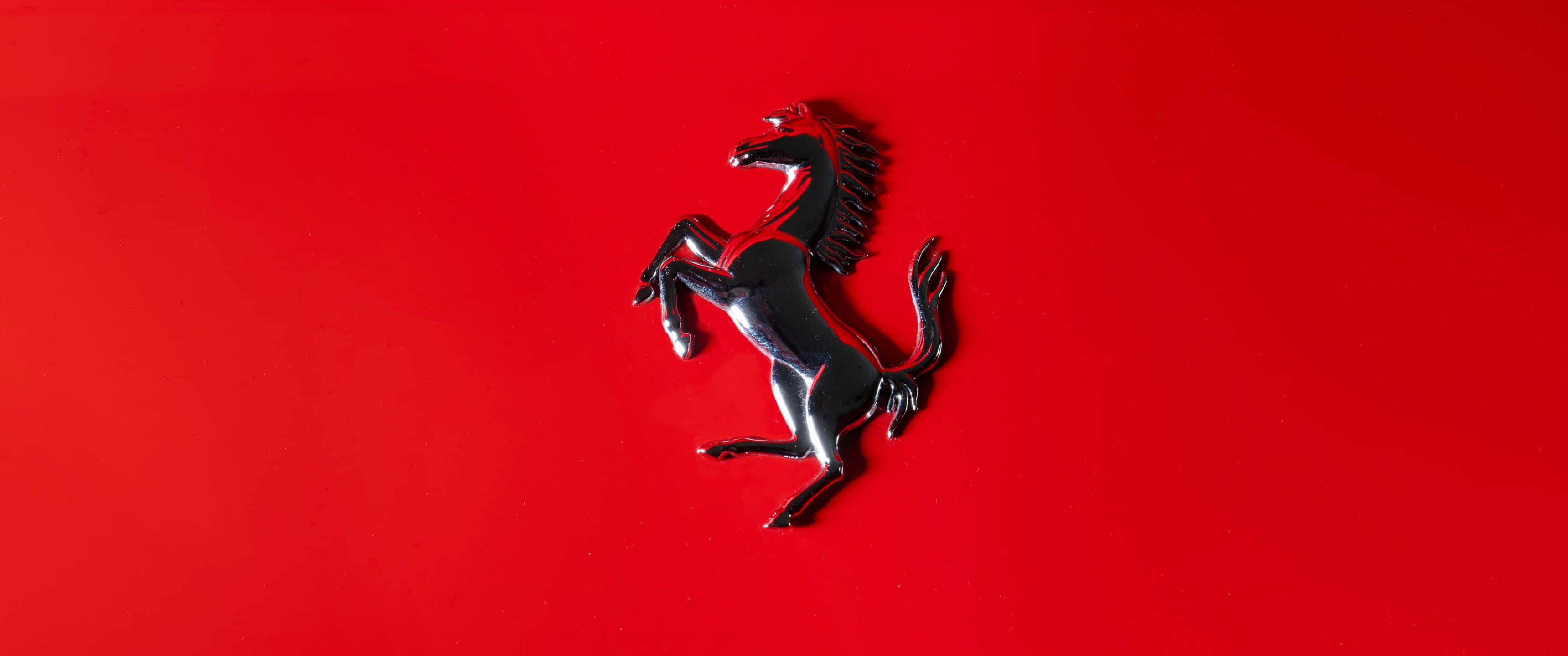 Привлекающий внимание фон с логотипом автомобильного бренда Ferrari Шпалери