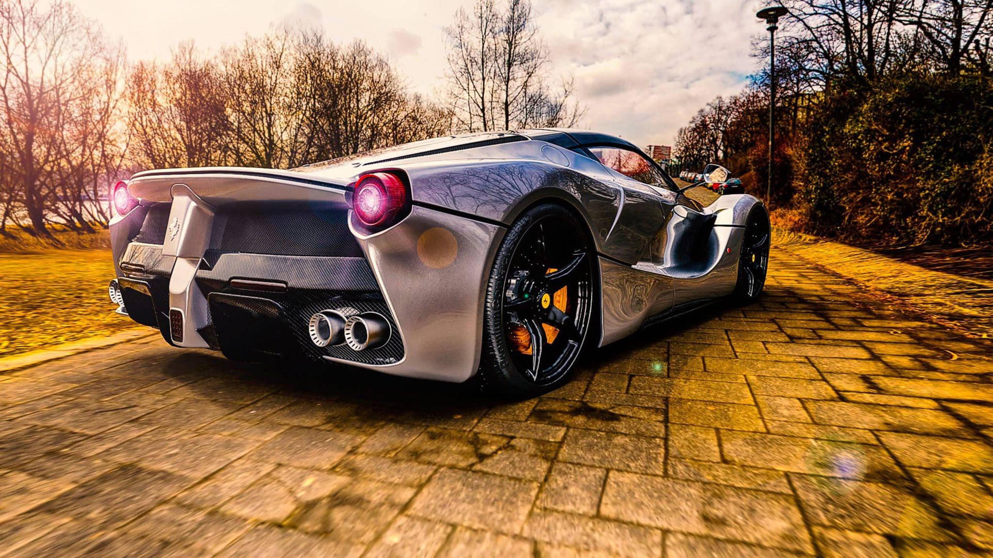 Крутой вид на Ferrari ззади Шпалери