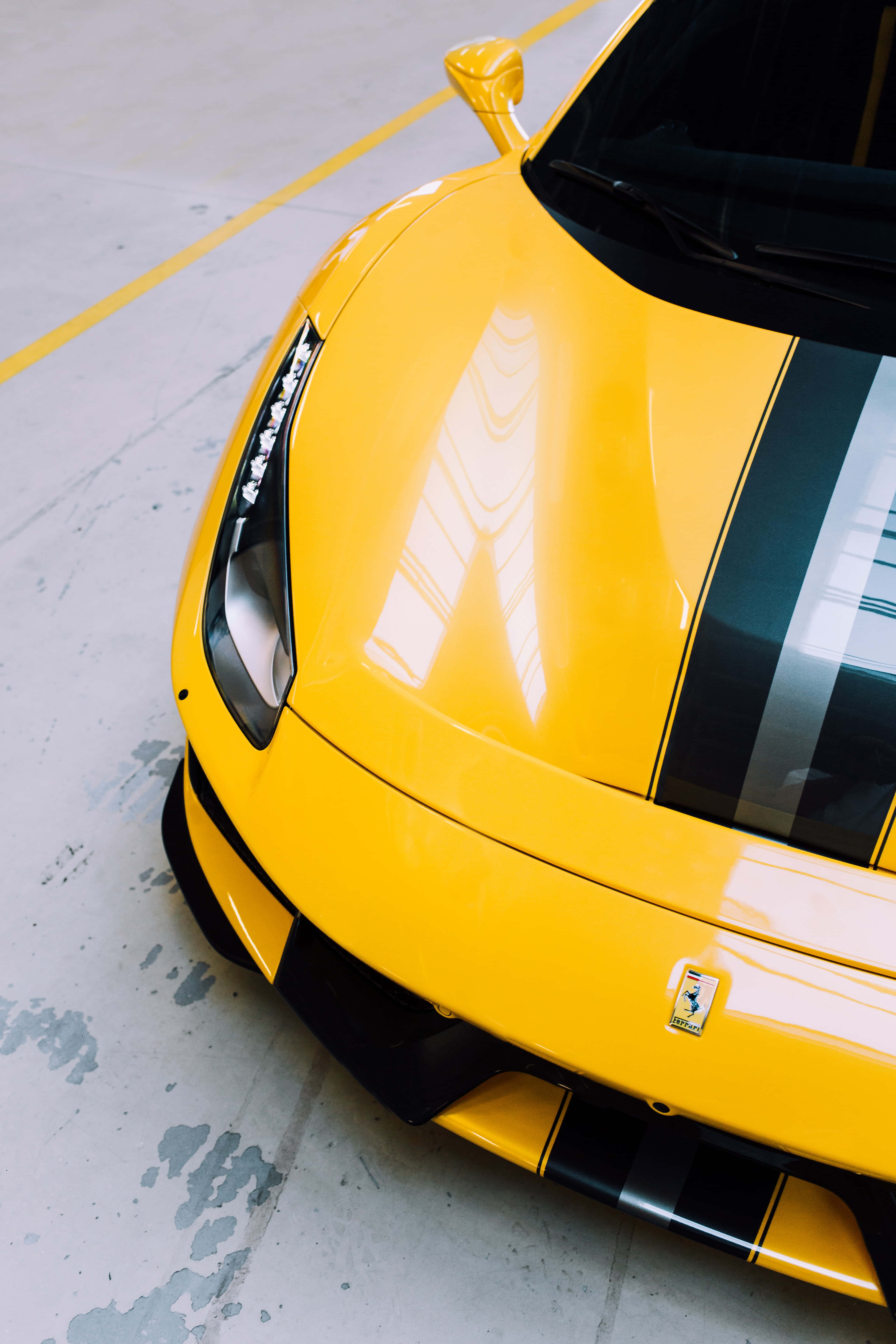 Впечатление роскоши: елегантный Ferrari на відкритій дороге Шпалери