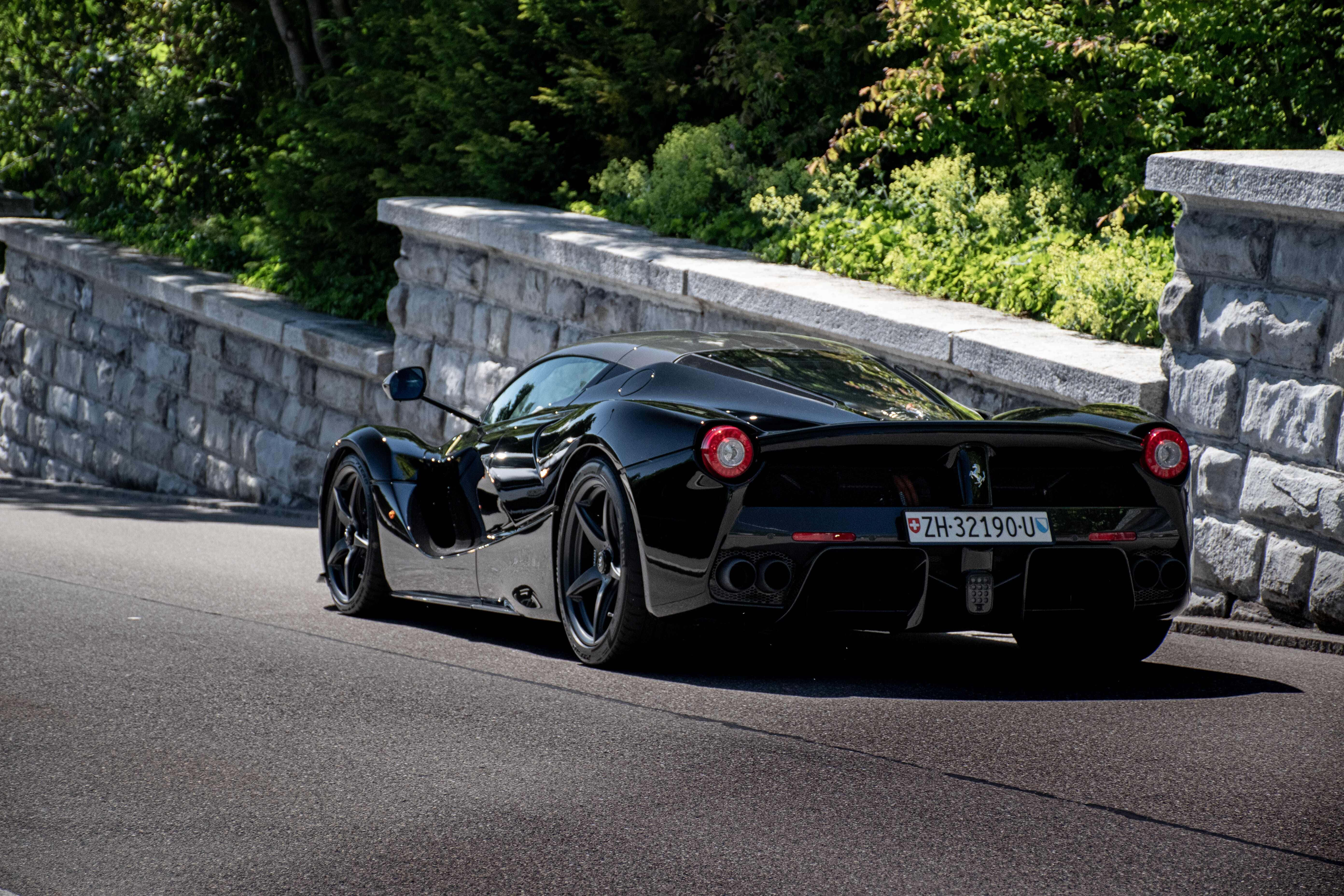 Потужний та розкішний Ferrari Шпалери