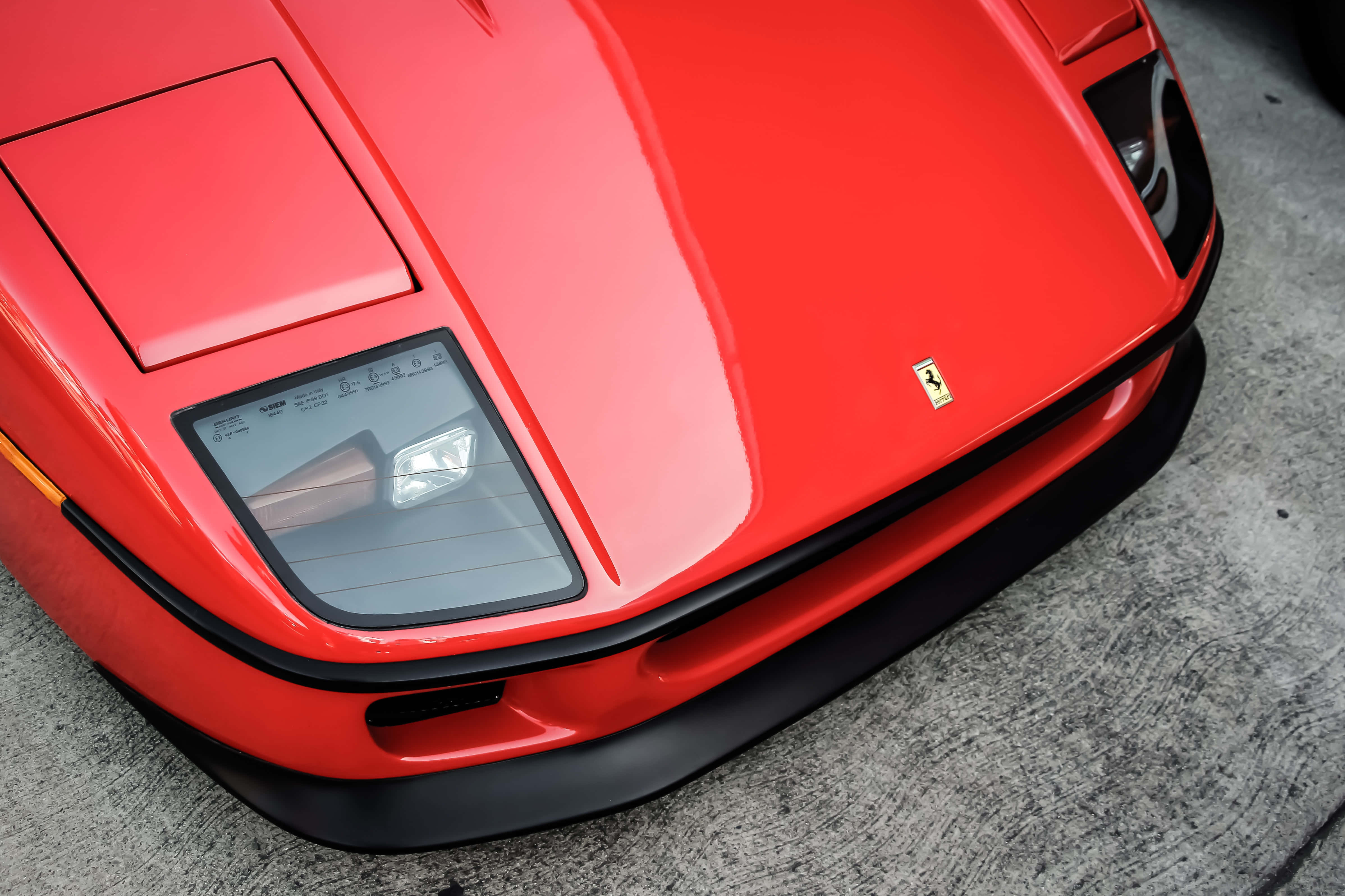 Червоний Ferrari на звивистій дорозі на тлі зимового пейзажу Шпалери