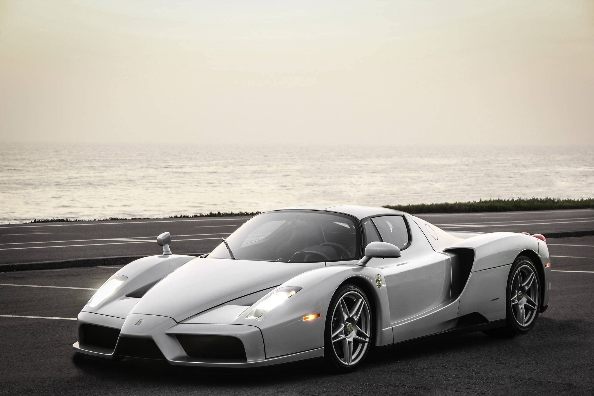 Насолоджуйтесь гострими відчуттями від водіння розкішної Ferrari Шпалери