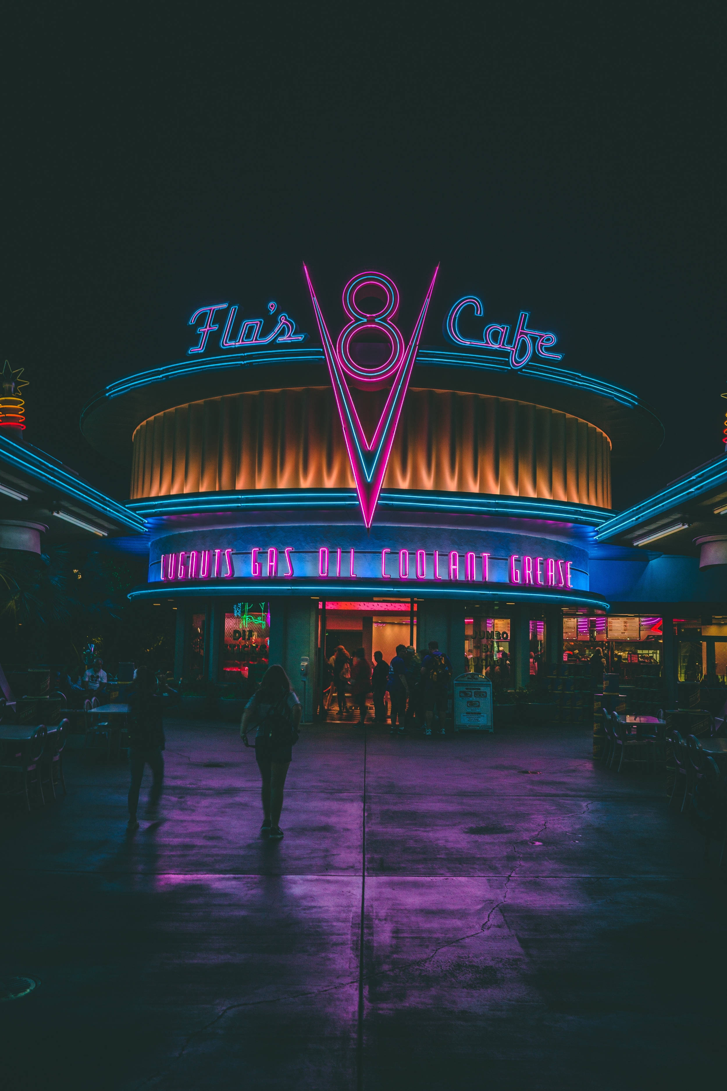 Оживленная атмосфера в кафе Flo's V8 в Disney California Adventure Park Шпалери