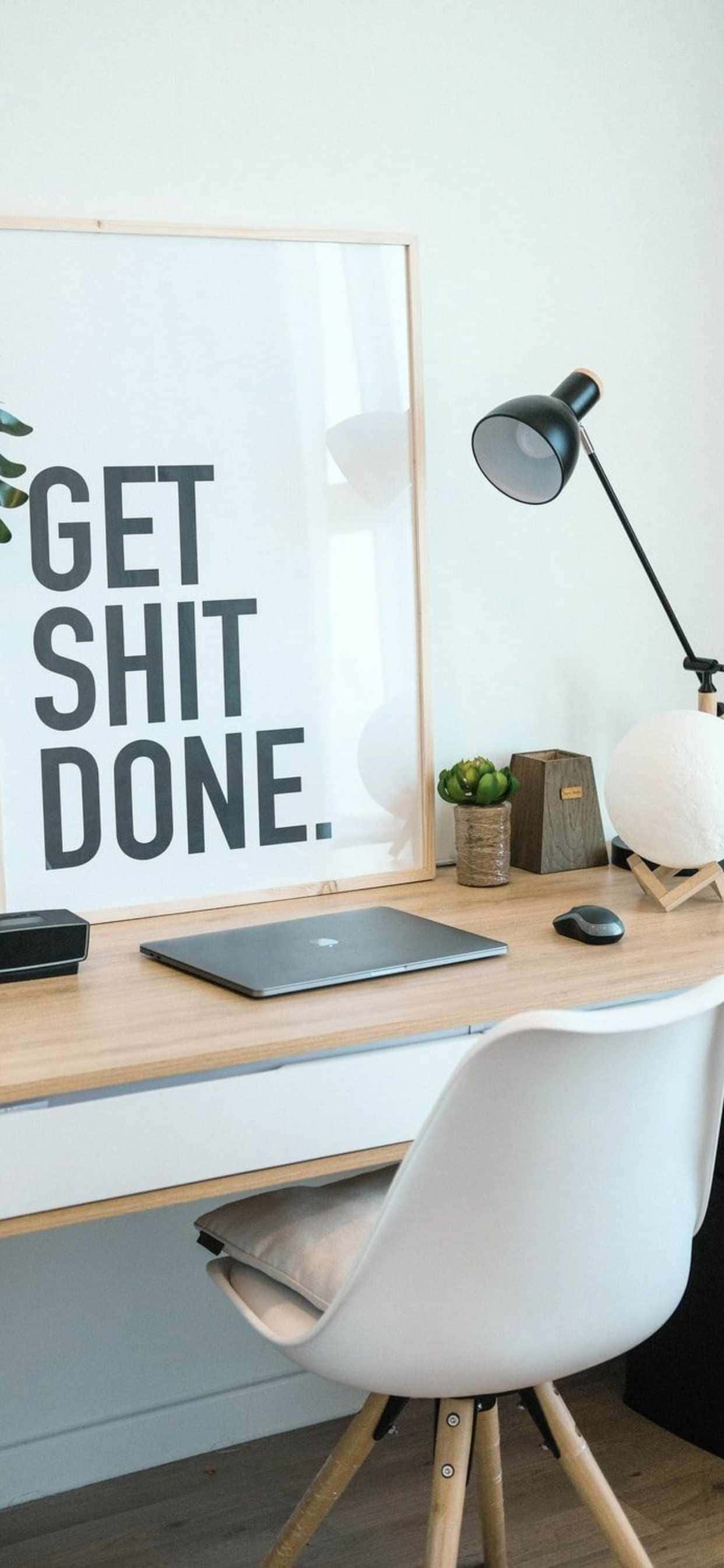 стол с плакатом, на котором написано «get shit done» Шпалери