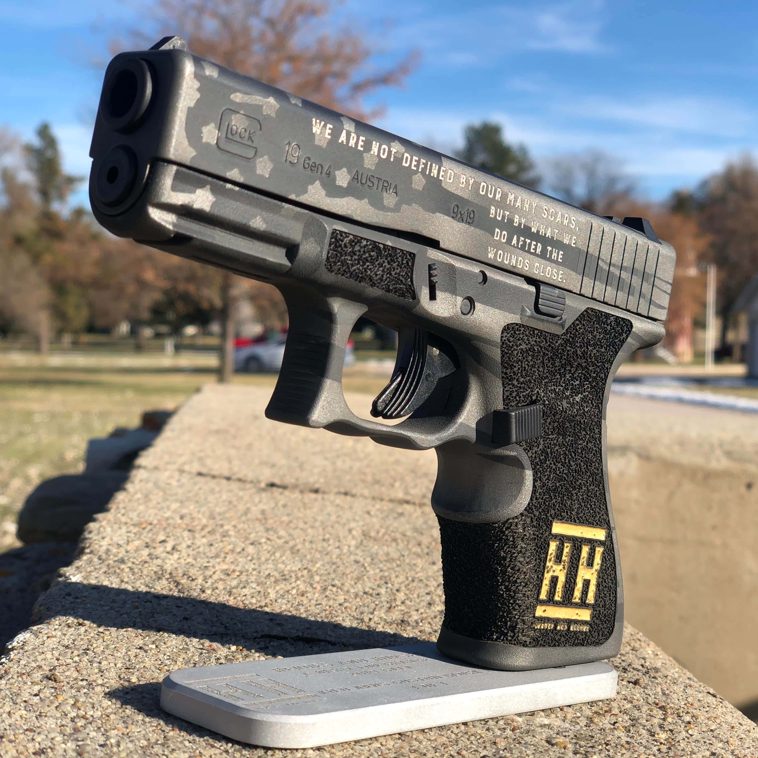 glock 17 на бетонной стене Шпалери