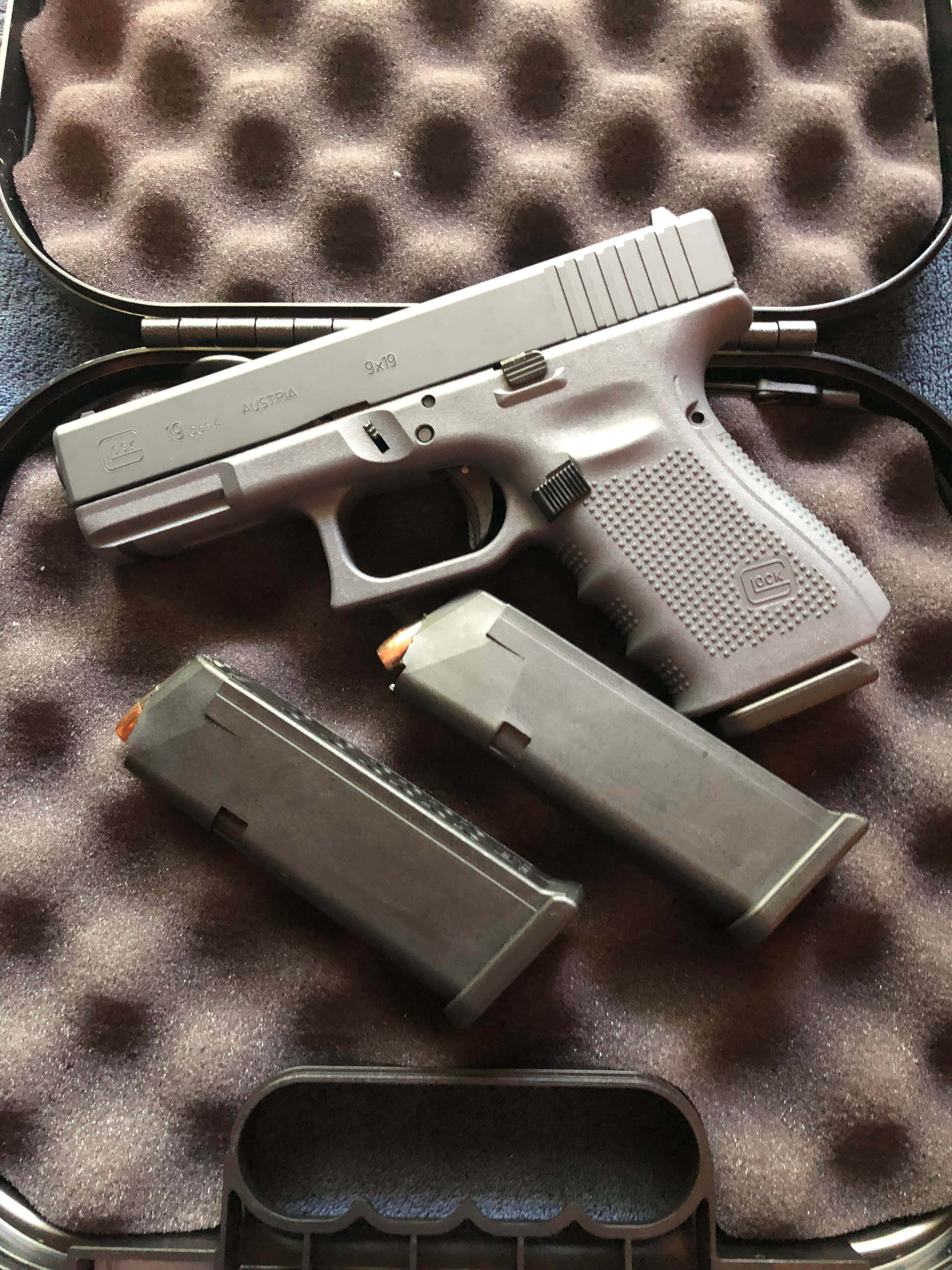 Изображение полуавтоматического пистолета Glock 19 Шпалери